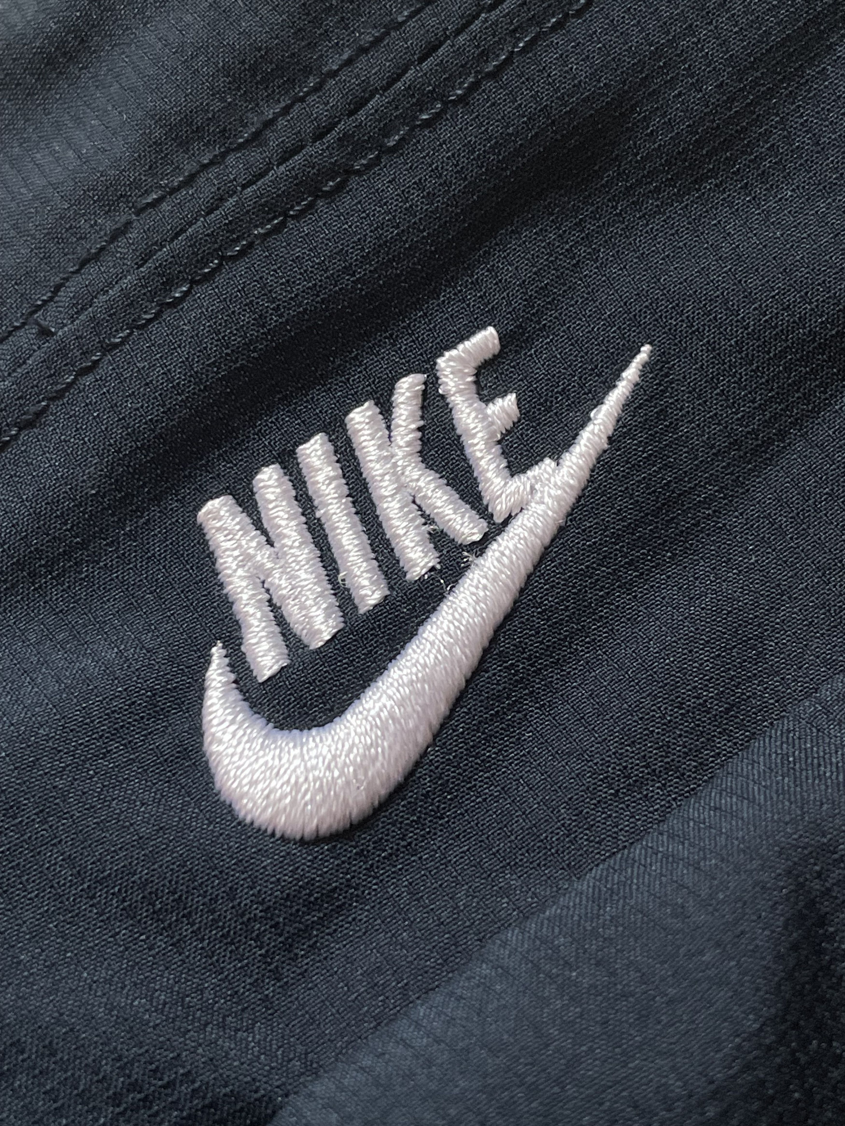Nike Vintage 00s Nike Light Jacket/Windbreaker Mini Logo Boxy Fit Size US L / EU 52-54 / 3 - 9 Thumbnail
