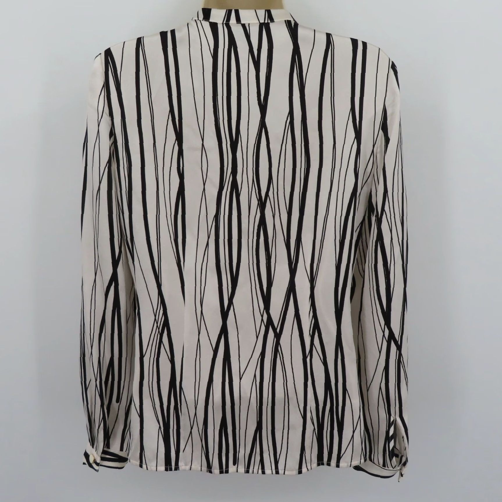 Vintage St John Collection Women 2 Black White Wavy Striped Button Blouse Silk Blend Shirt Size XS / US 0-2 / IT 36-38 - 5 Thumbnail