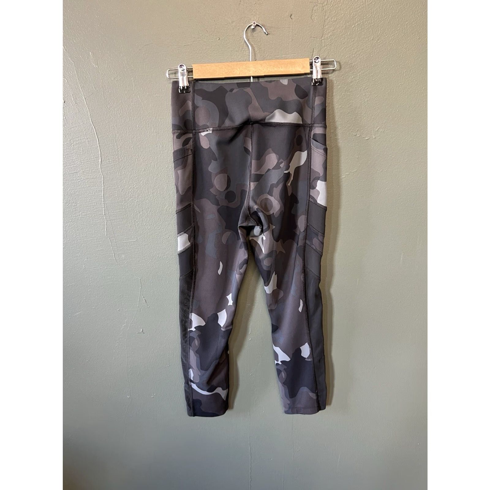 New Balance New Balance Womens Leggings Black Cropped Athletic Size S (Small) Tapered Inseam 21in Size 28" / US 6 / IT 42 - 2 Thumbnail