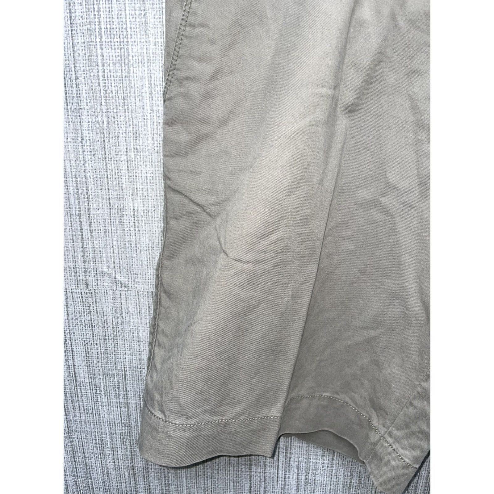 Tommy Bahama VINTAGE Tommy Bahama Men Chino Shorts Relaxed Fit Size 34 Beige Men's Shorts Size US 34 / EU 50 - 7 Thumbnail