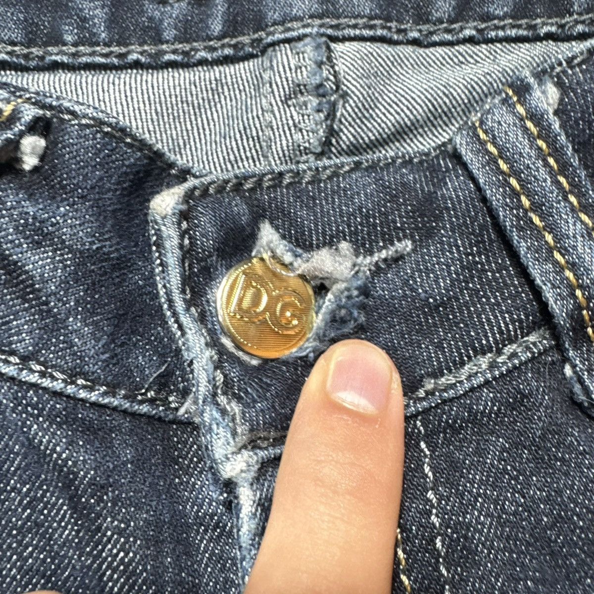 Dolce & Gabbana vintage dolce gabbana skinny jeans with metal logo luxury Size 28" / US 6 / IT 42 - 6 Thumbnail