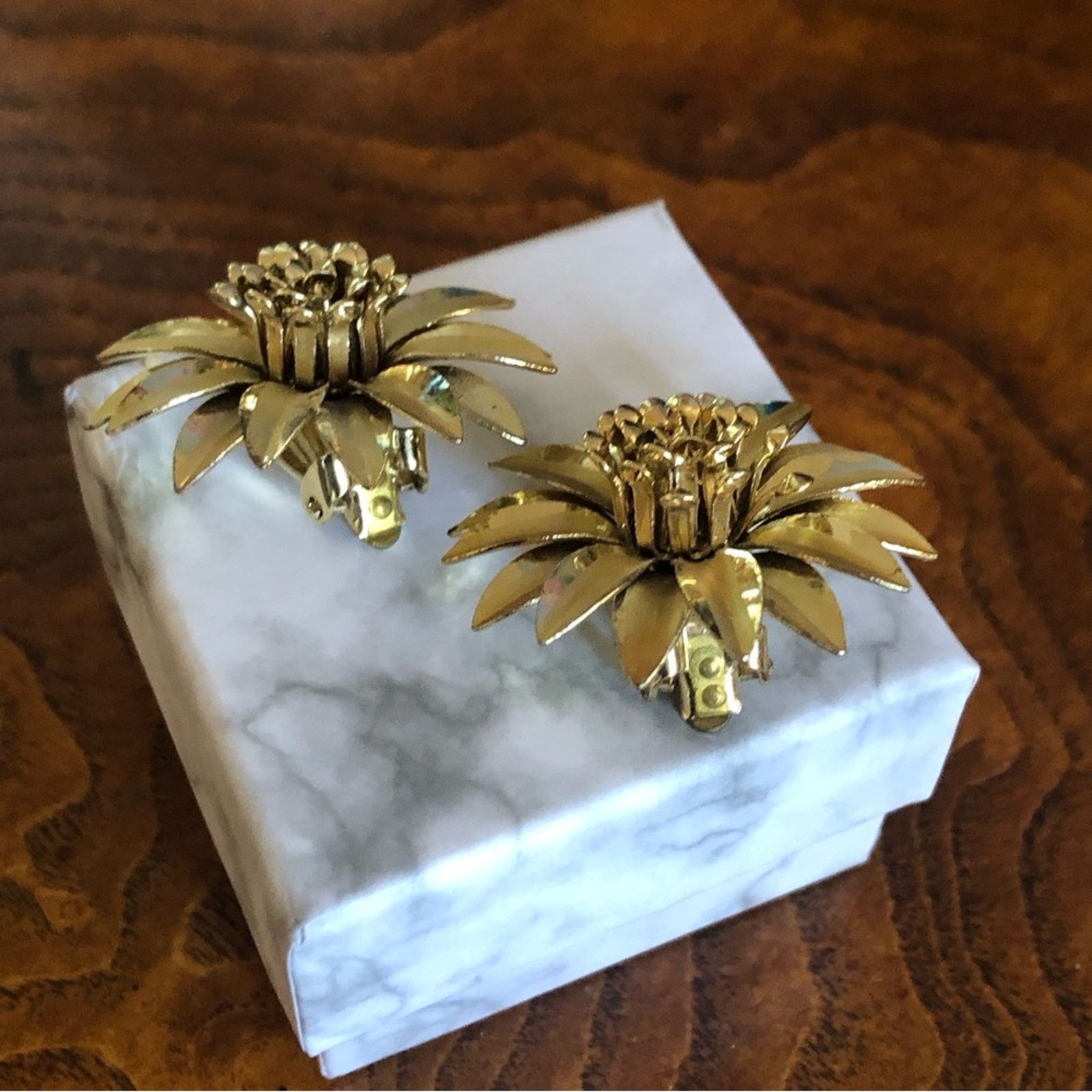 Vintage Vintage 70s gold tone metal flower cluster clip on earrings Size ONE SIZE - 3 Thumbnail