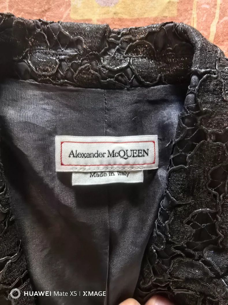 Alexander McQueen Alexander McQUEEN Lace suit, size 40, 39 shoulders, 88 ches Size XS / US 0-2 / IT 36-38 - 4 Thumbnail