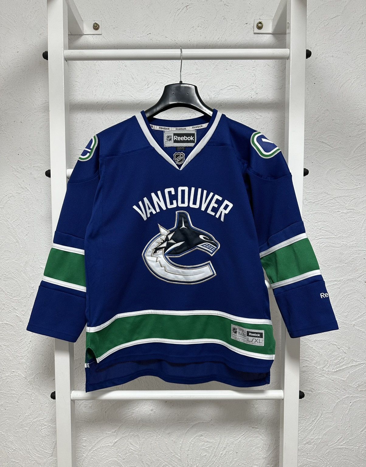 Reebok Vancouver Canucks Reebok Youth XL Hockey Jersey Size US S / EU 44-46 / 1 - 1 Thumbnail