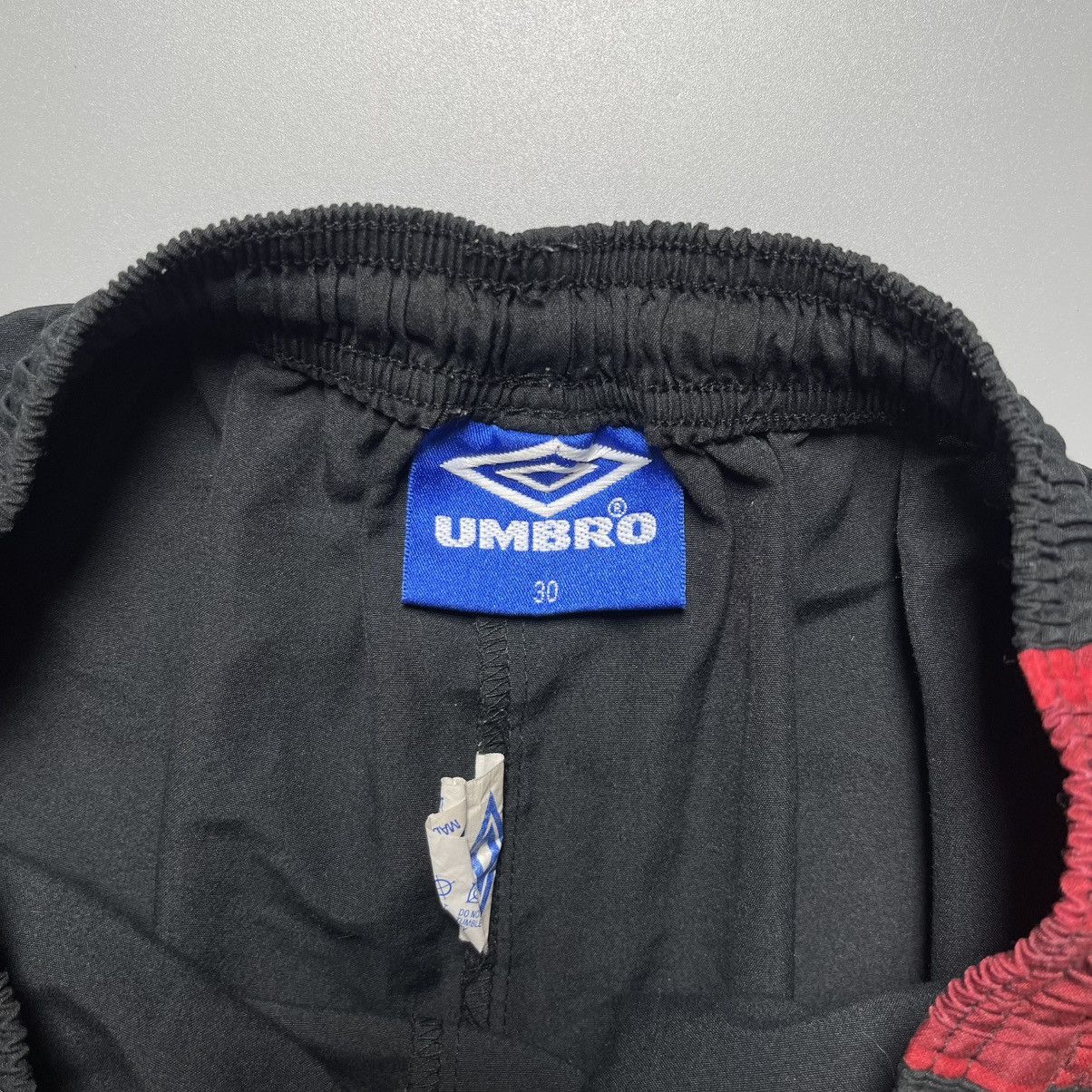 Umbro MAN UNITED UMBRO 1996/1997 FOOTBALL HOME VINTAGE SHORTS Size US 30 / EU 46 - 4 Thumbnail