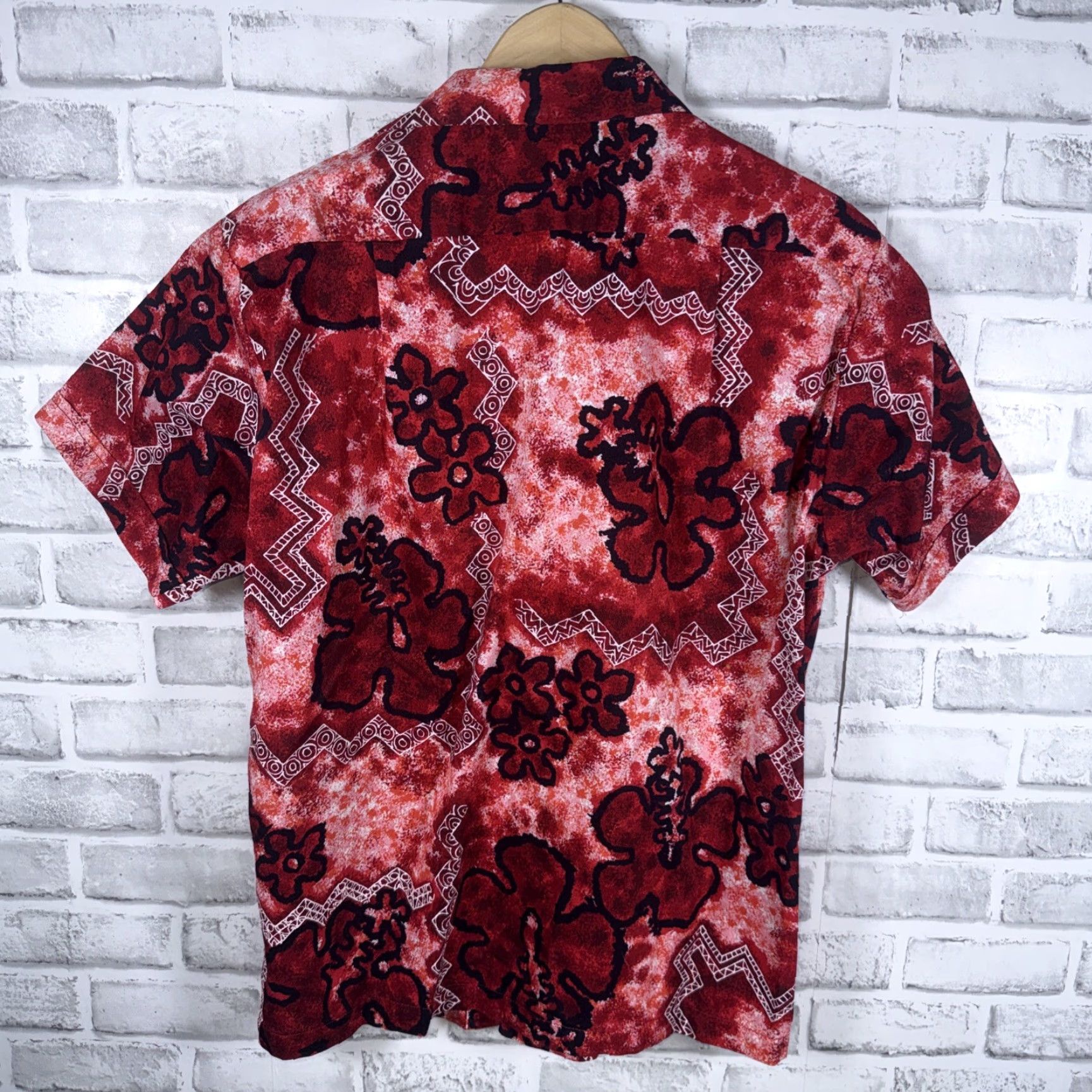 Vintage VINTAGE South Sea Garments BURNS PHILIP Red Hawaiian Shirt Mens Size M Size US M / EU 48-50 / 2 - 4 Thumbnail