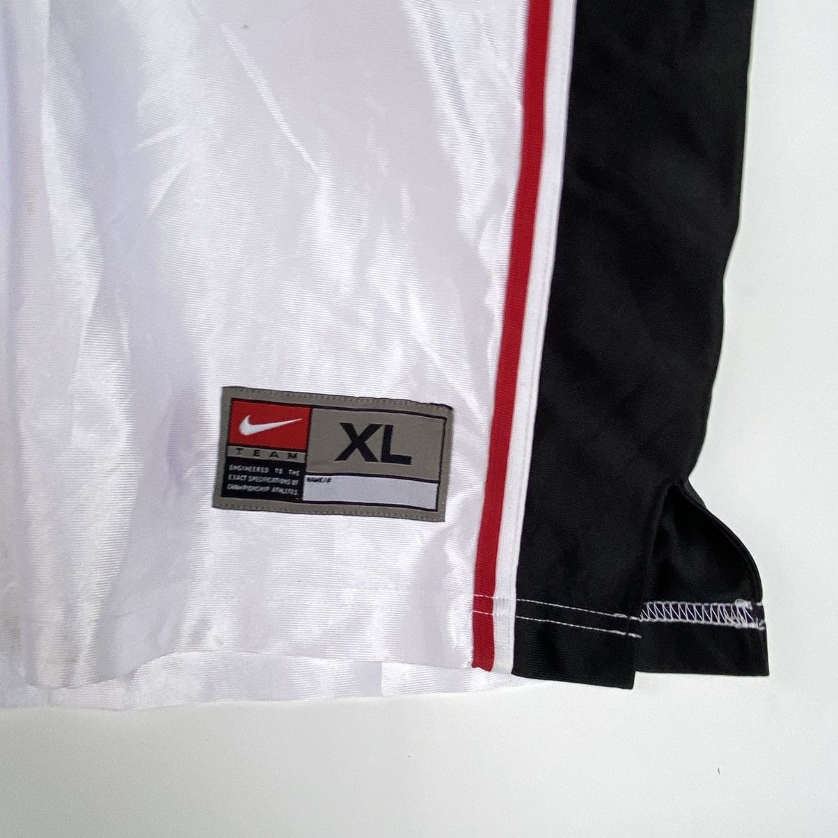 Other Vintage Nike Miami Heat White And Red Jersey Size XL Size US XL / EU 56 / 4 - 5 Thumbnail