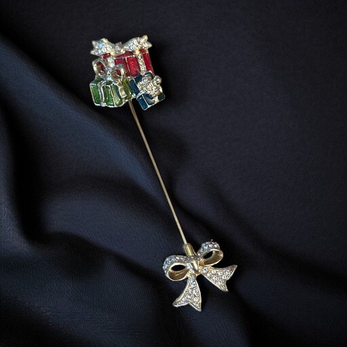 Vintage Vintage Holiday Lane gold enamel Christmas gifts stick pin Size ONE SIZE - 1 Thumbnail