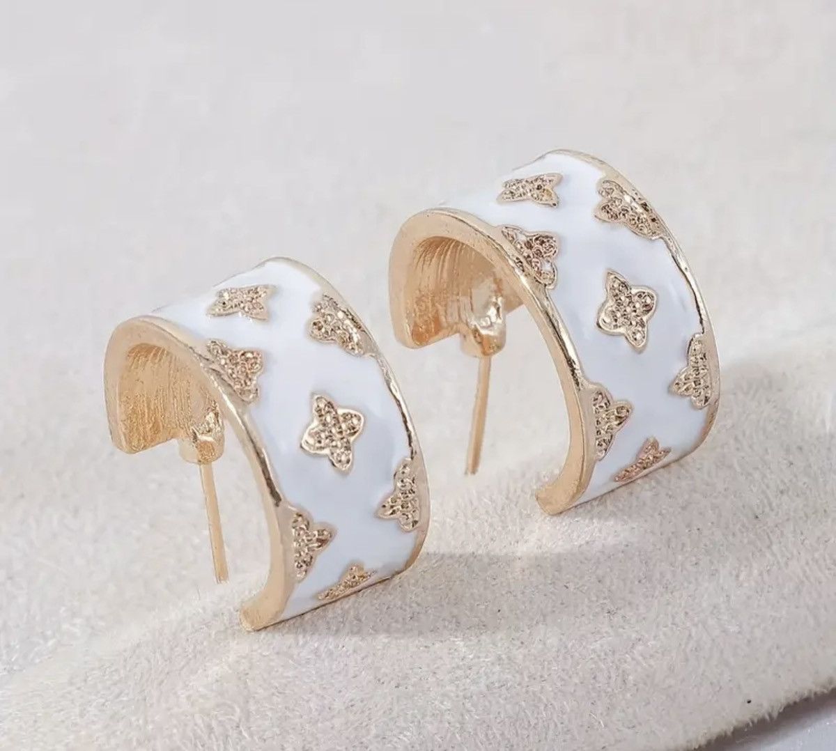 Other Elegant Four-Leaf Flower C-Shaped Hoop Earrings Size ONE SIZE - 1 Thumbnail