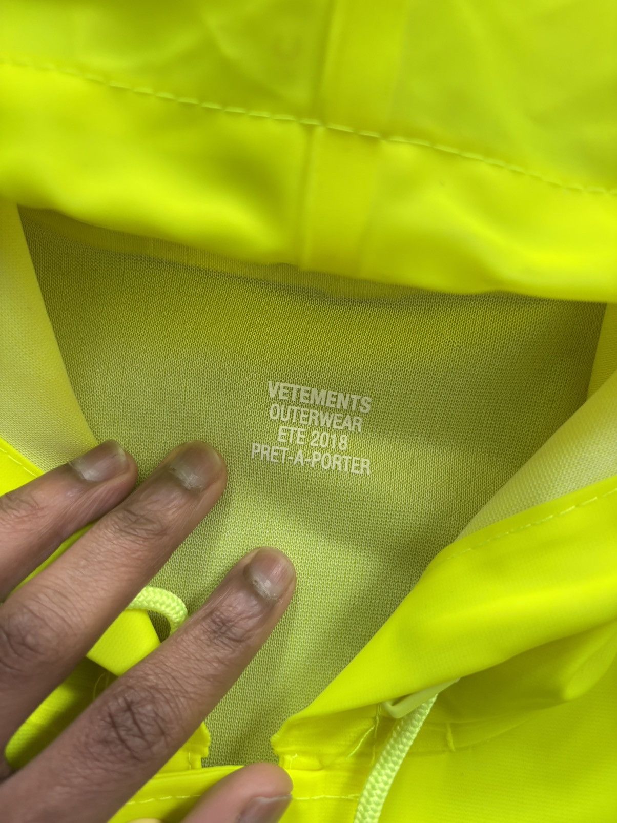 Vetements Vetements SS18 Logo Raincoat Size US M / EU 48-50 / 2 - 3 Thumbnail
