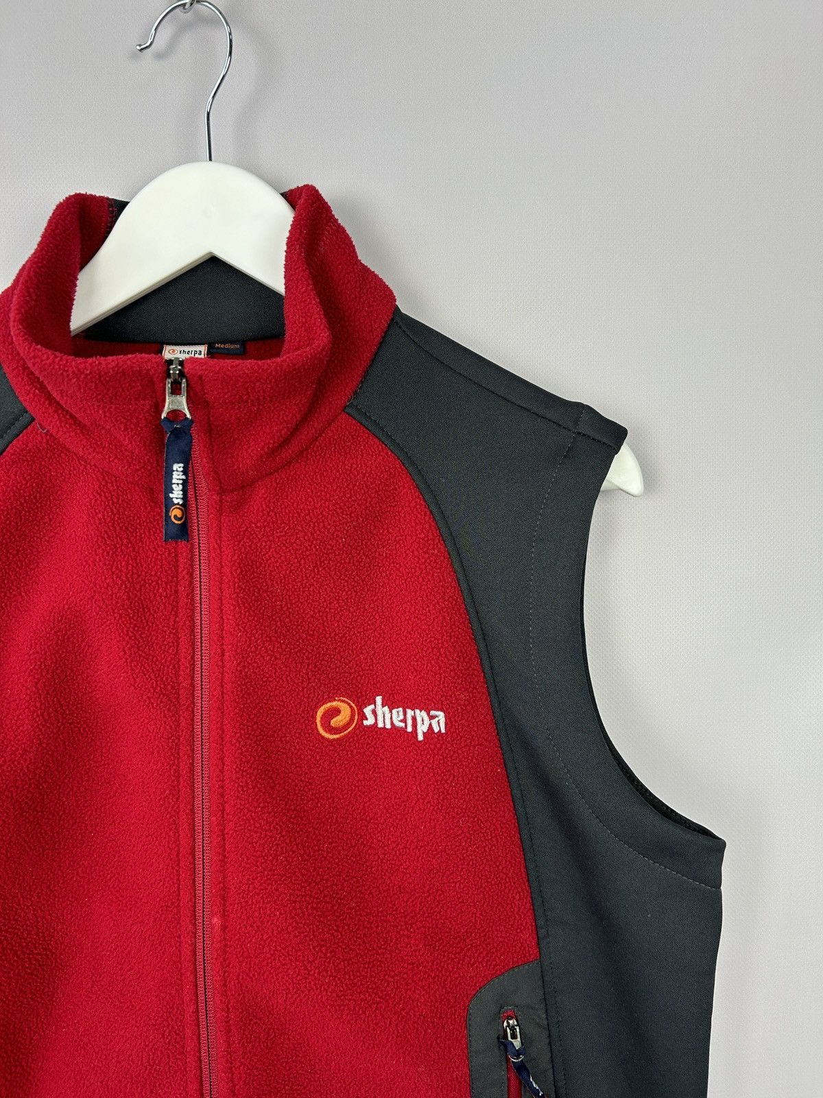 Other Sherpa Hiunchuli Fleece Grey Red Gilet Vest Size M Size US M / EU 48-50 / 2 - 8 Thumbnail