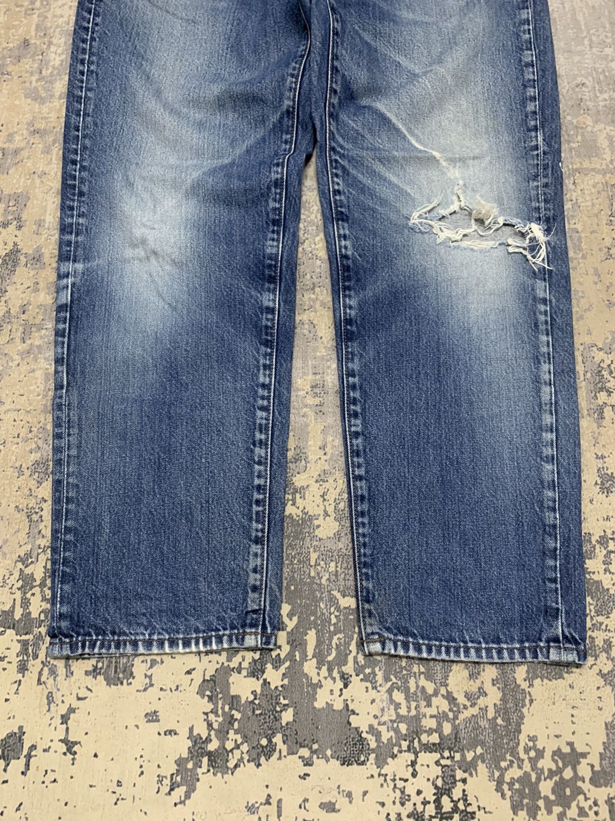 Japanese Brand Vintage Uniqlo Distressed Faded Blue Straight Leg Denim Jean Size US 35 - 4 Thumbnail