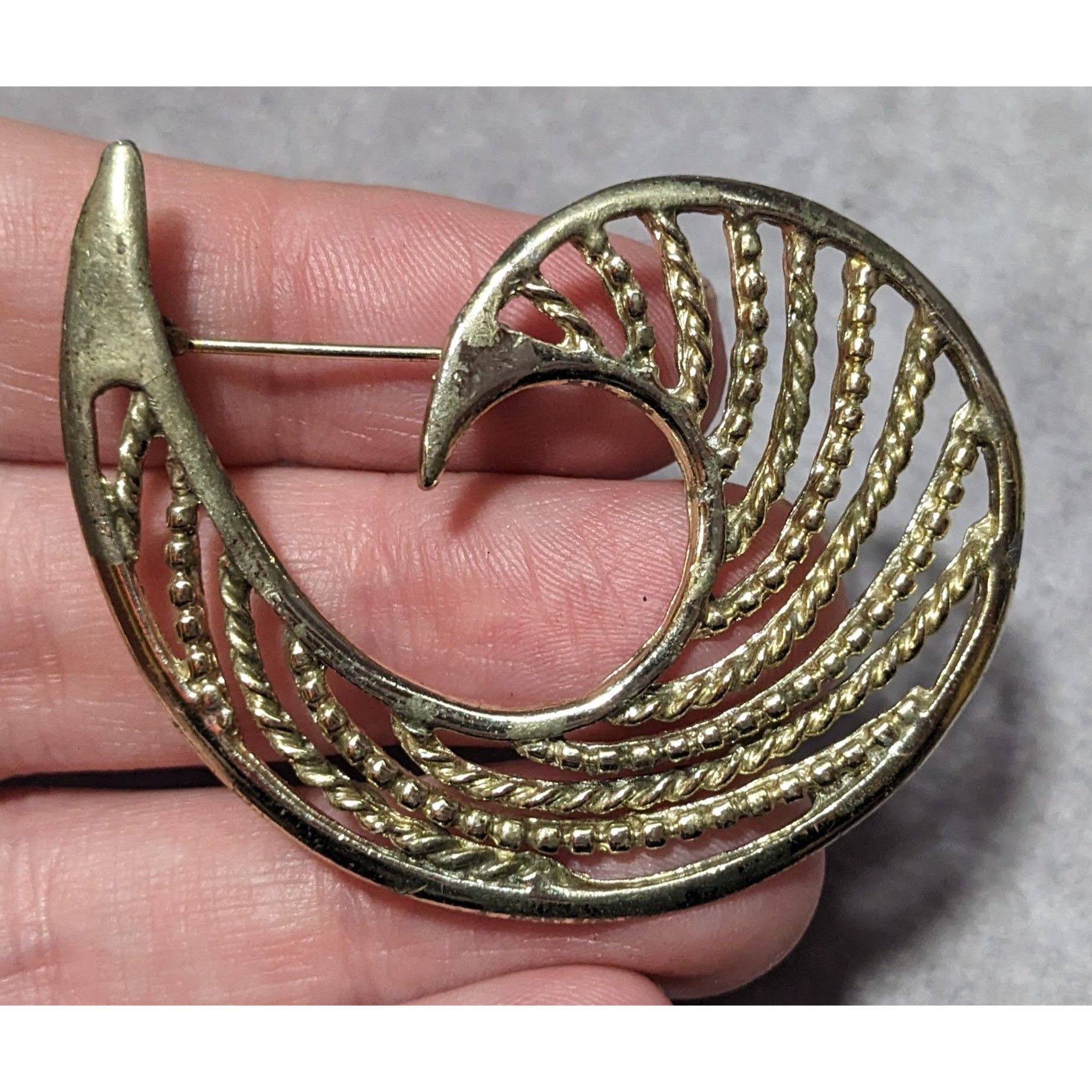 Other Vintage Gold Tone Textured Ocean Wave Brooch Size ONE SIZE - 4 Thumbnail