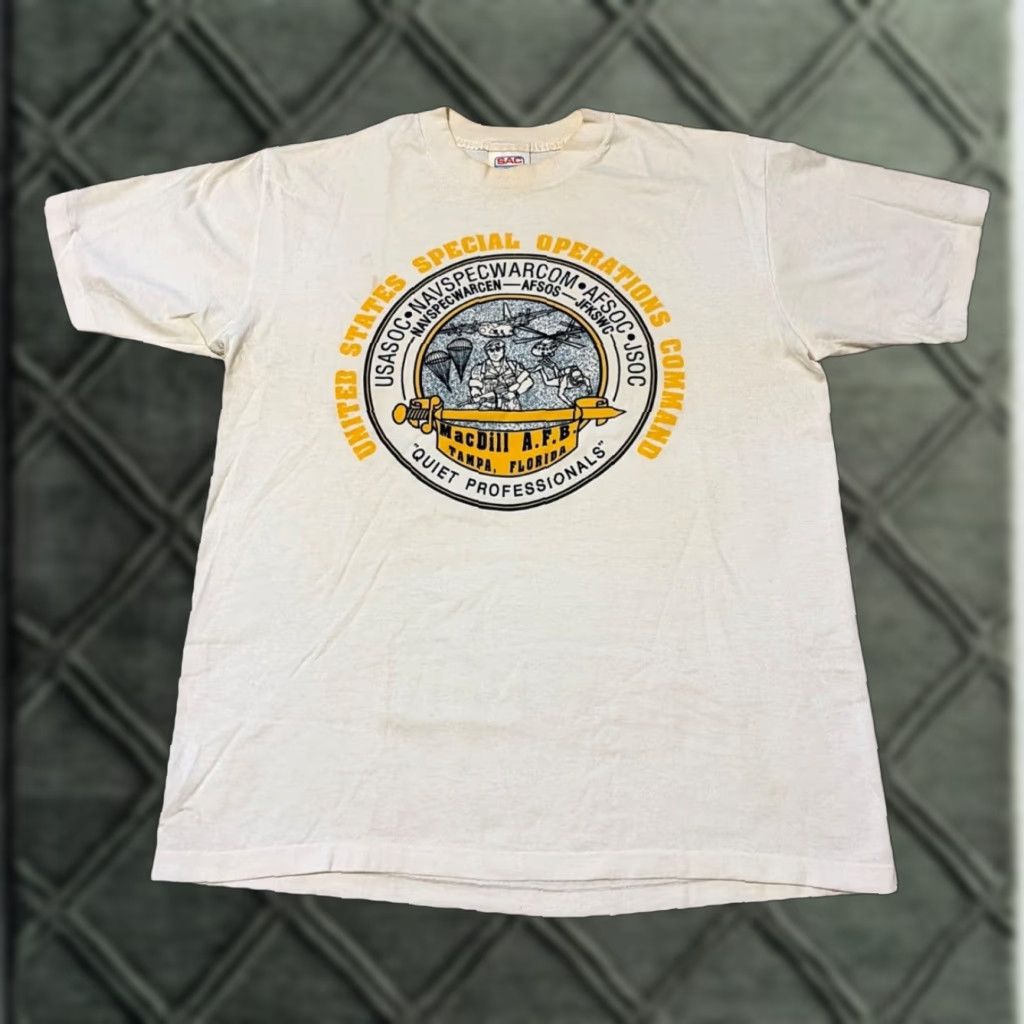 VINTAGE United States Military Special Operations Command MacDill AFB T-shirt XL Mens White T-Shirt Military Military SOCOM 90s?