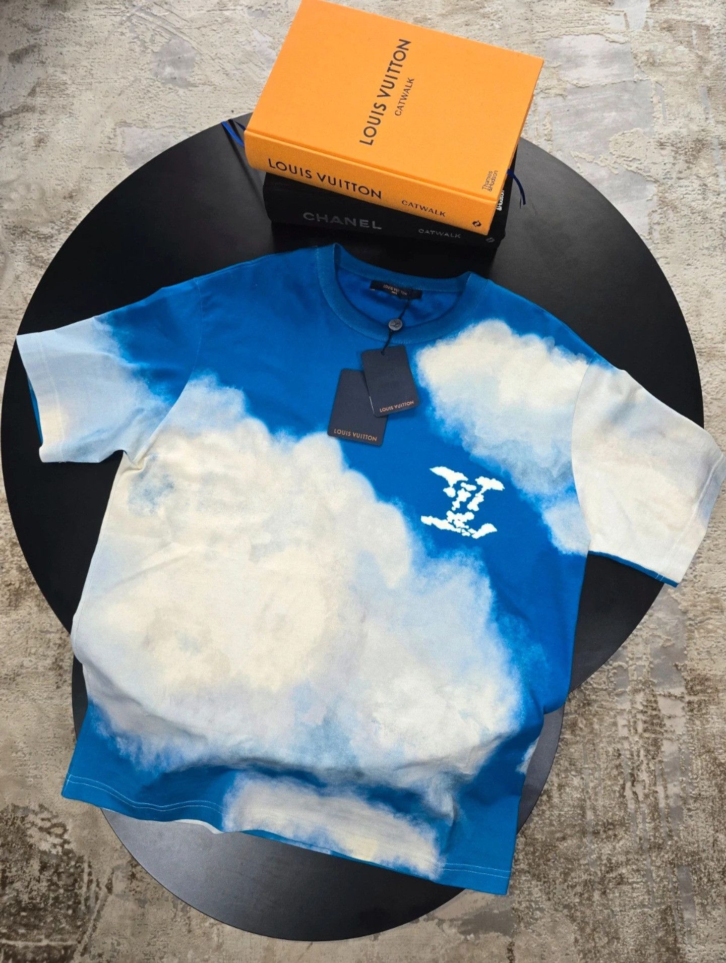 Louis Vuitton Louis Vuitton Cloud Print T shirt Size US L / EU 52-54 / 3 - 1 Thumbnail