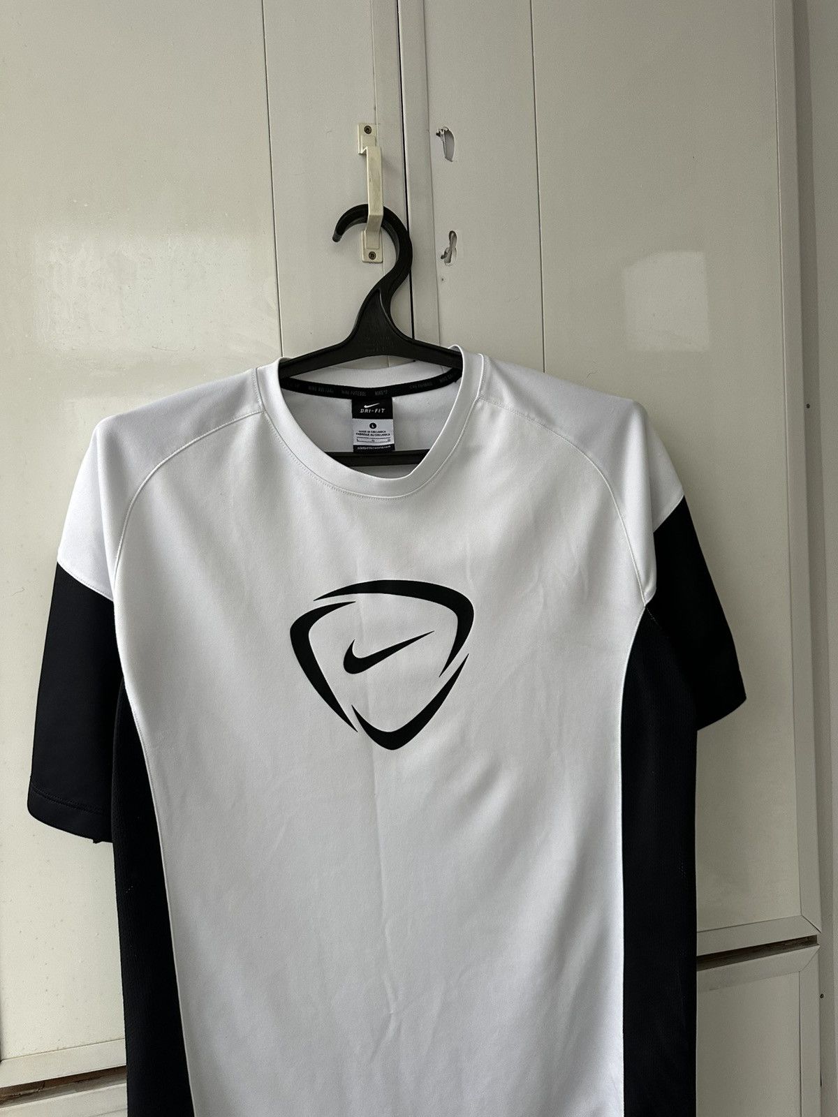 Nike Vintage Nike T-shirt Centre Logo Size US L / EU 52-54 / 3 - 9 Thumbnail