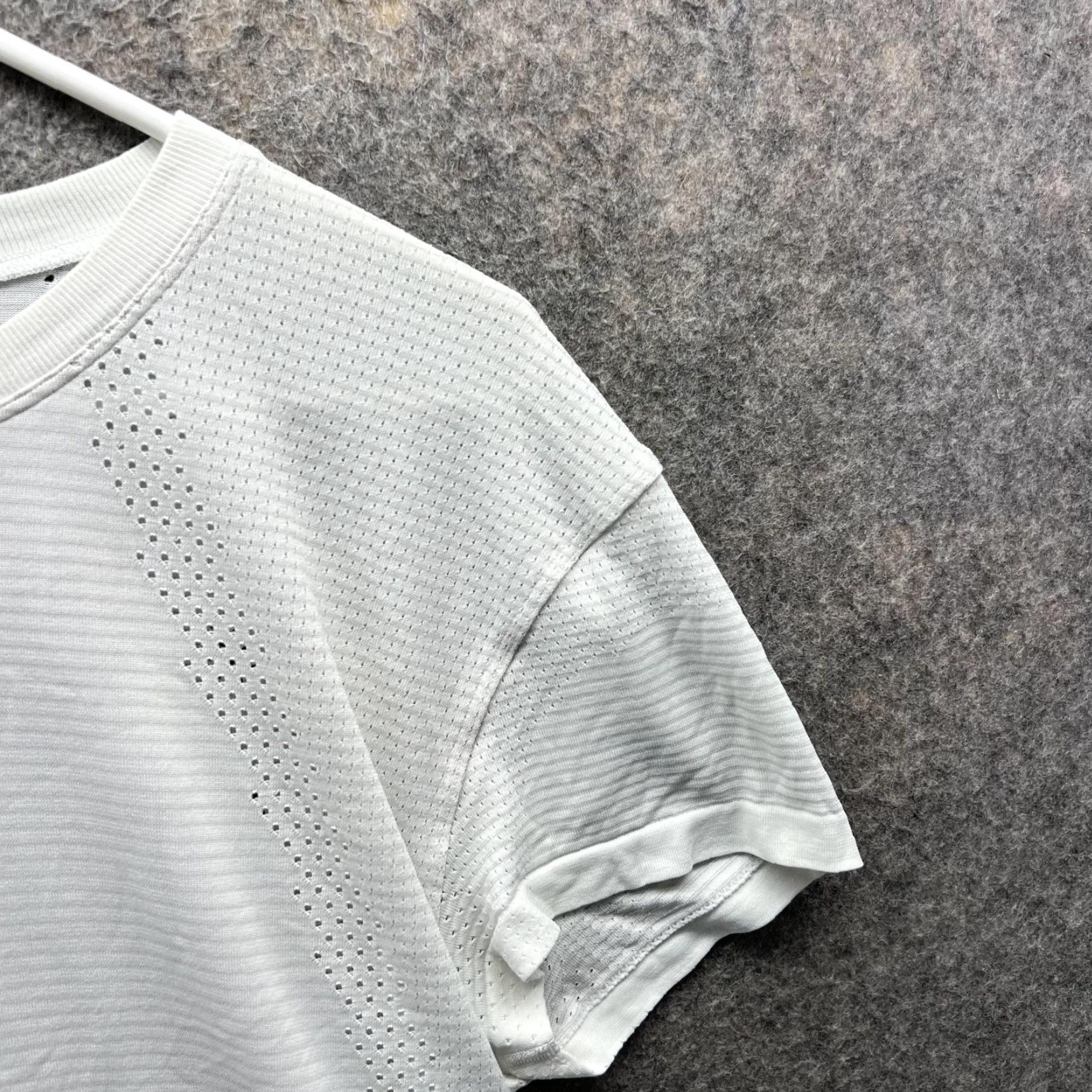 Lululemon Lululemon Shirt Women 10 White T-Shirt Polyester Crewneck Short Sleeve Casual Tee Modern Basic Mens Womens Girls Boys Size L / US 10 / IT 46 - 4 Thumbnail