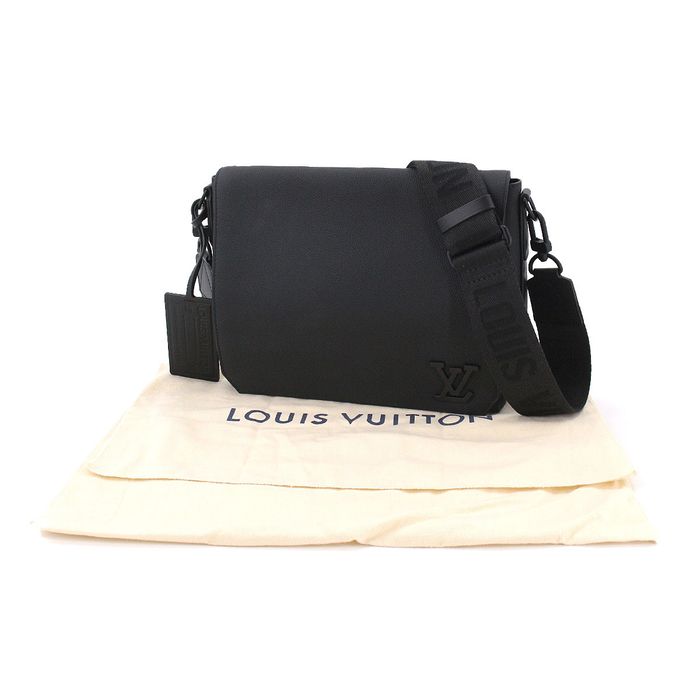 LOUIS VUITTON Aerogram Takeoff Messenger Shoulder Bag Leather