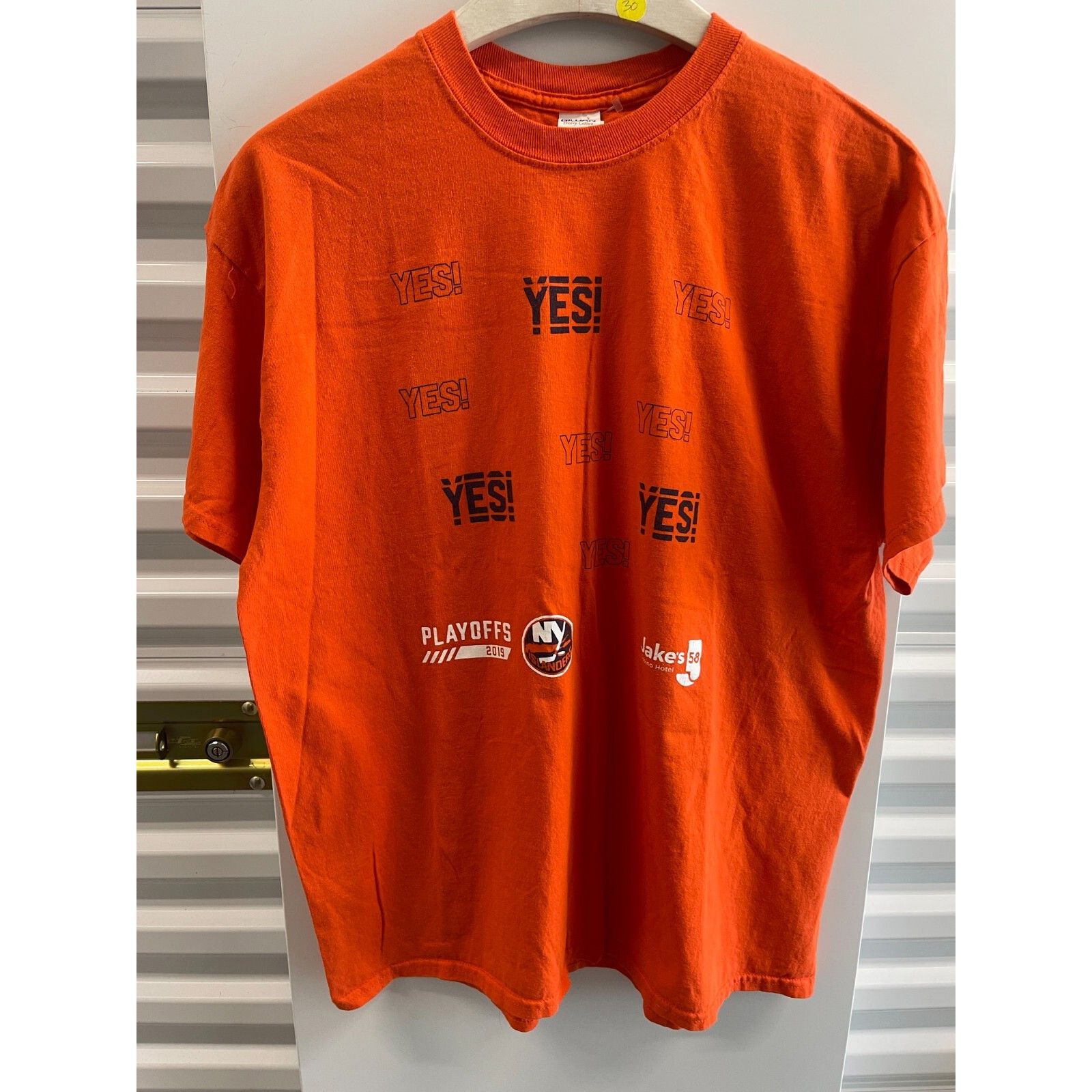 Gildan VTG RARE NEW YORK ISLANDERS NHL YES NETWORK AOP T-SHIRT 2019 Size US XL / EU 56 / 4 - 1 Thumbnail