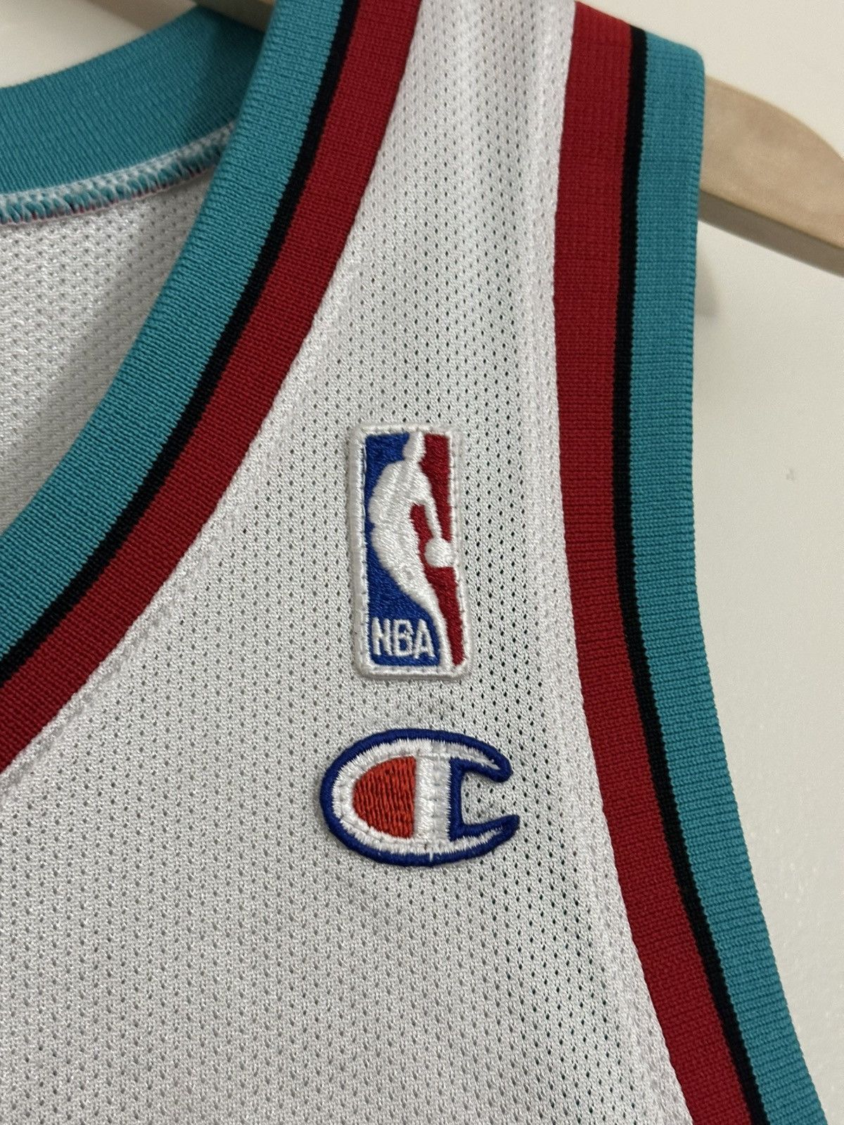 Champion Vintage 90s Mike Bibby Vancouver Grizzlies Champion Jersey M Size US M / EU 48-50 / 2 - 2 Thumbnail