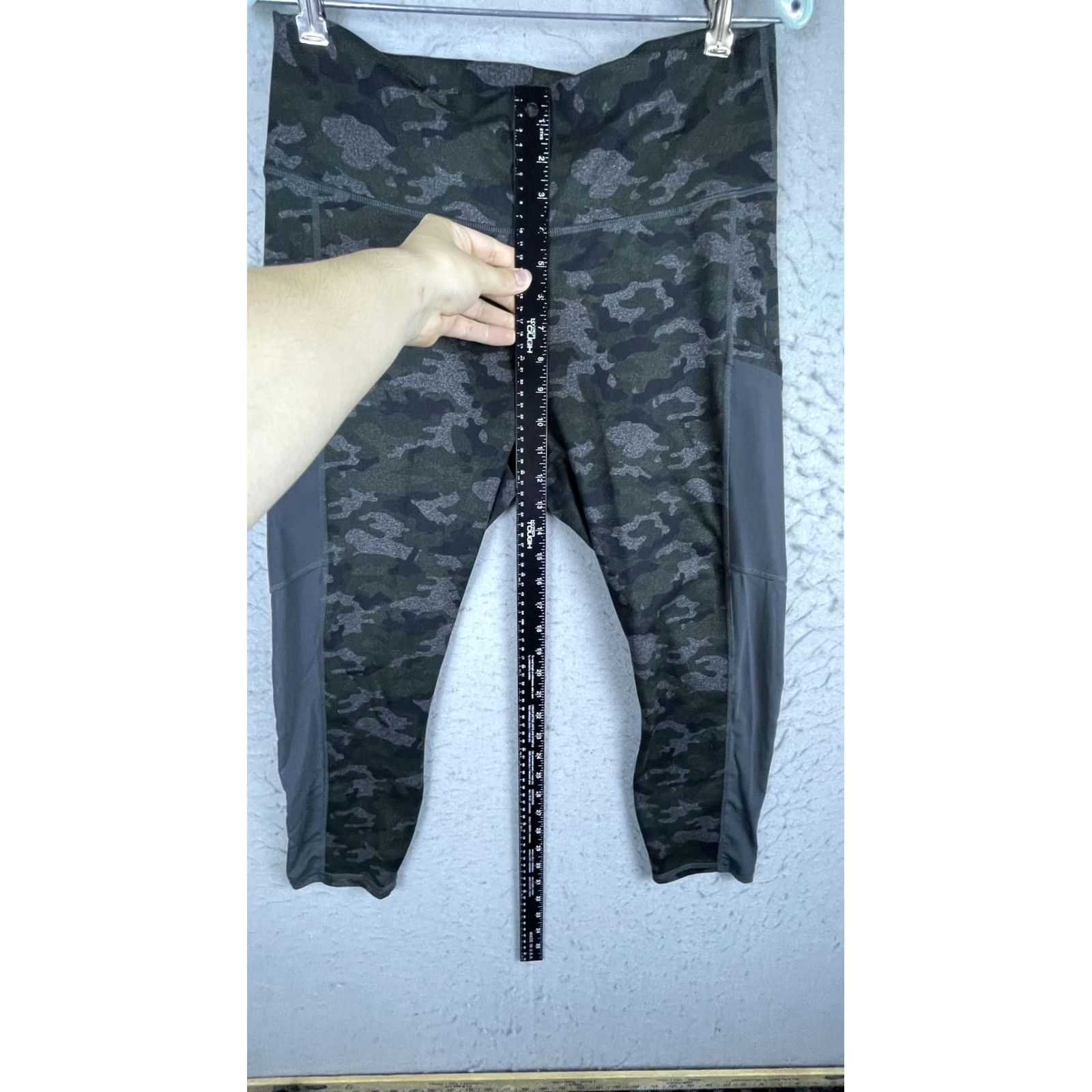 Fabletics Fabletics PowerHold Leggings Womens XL Capri Pockets Compression Camo Size 40" / US 18 - 3 Thumbnail