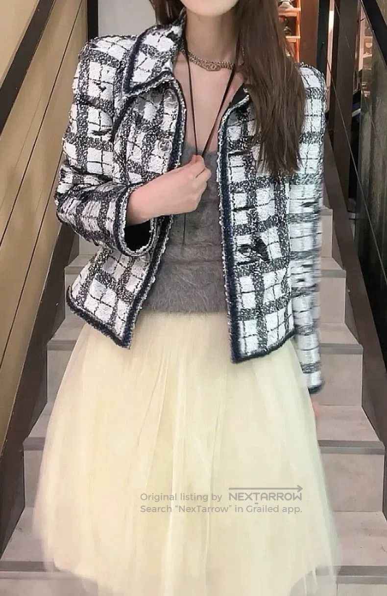 Chanel Chanel 17-year-old ground-controlled black and white sequi Size S / US 4 / IT 40 - 9 Thumbnail