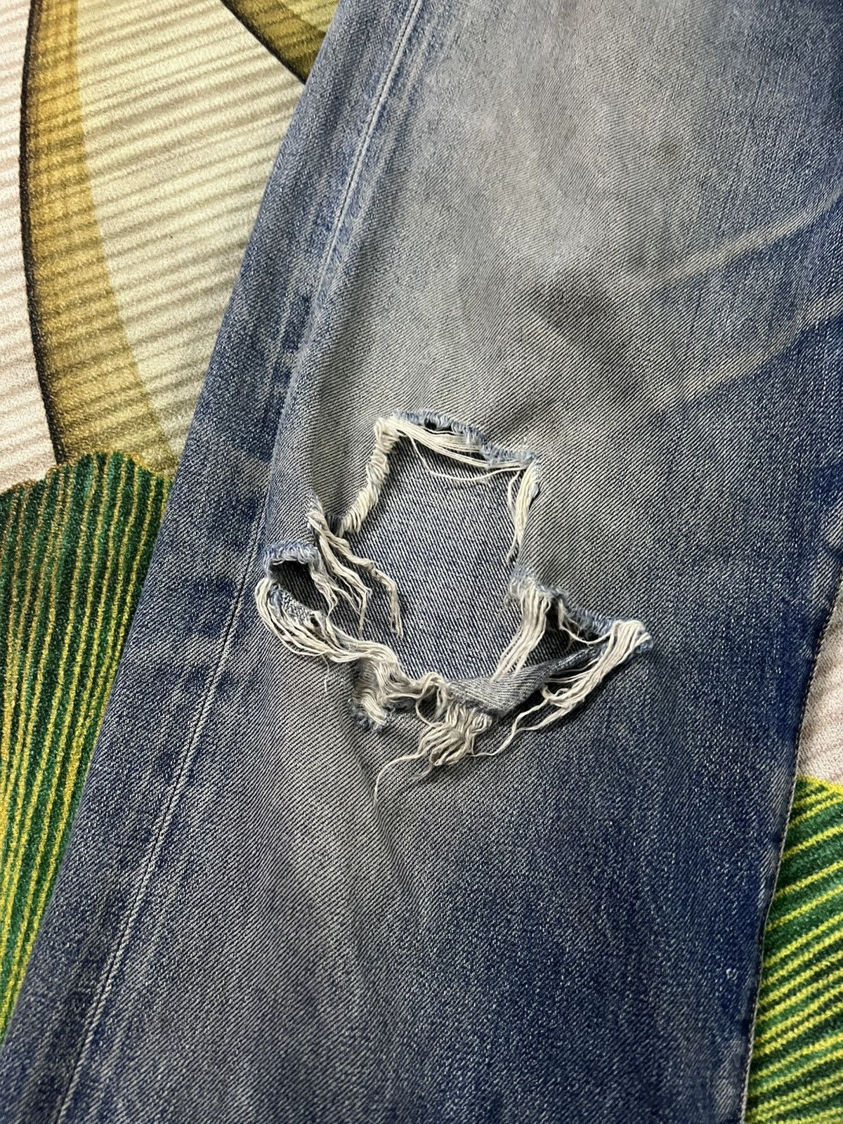 Levi's Vintage 1993 Levis 501 E Selvedge Distressed Ripped Jean Size US 29 - 6 Thumbnail