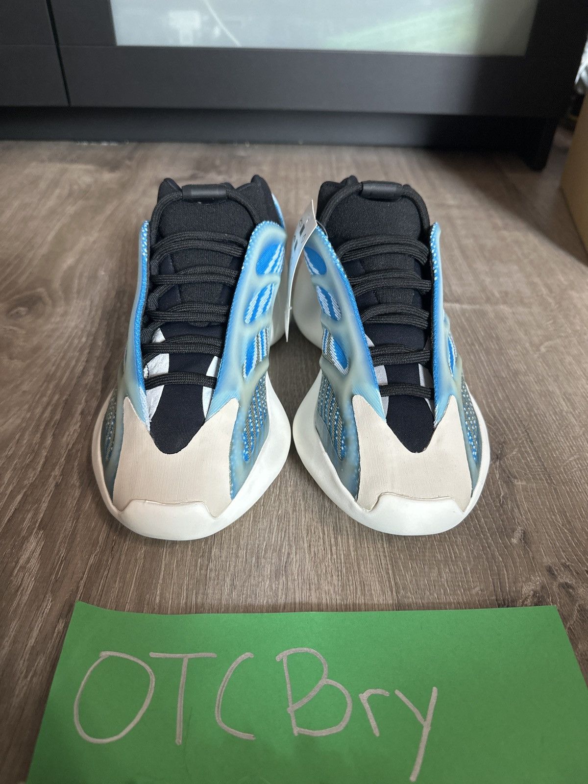 Yeezy Adidas Yeezy 700 v3 arzareth Size US 7 / EU 40 - 1 Thumbnail