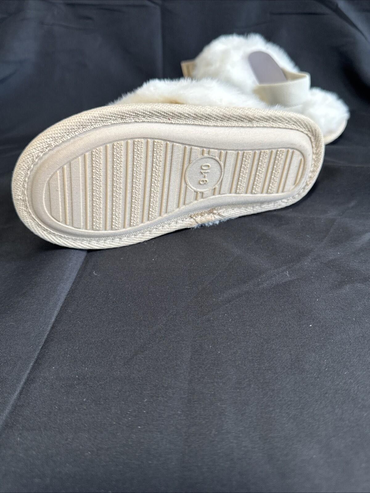 Other Holiday Time Mommy & Me Metallic Gold Slippers 9-10 (364) Size US 9.5 / IT 39.5 - 5 Thumbnail