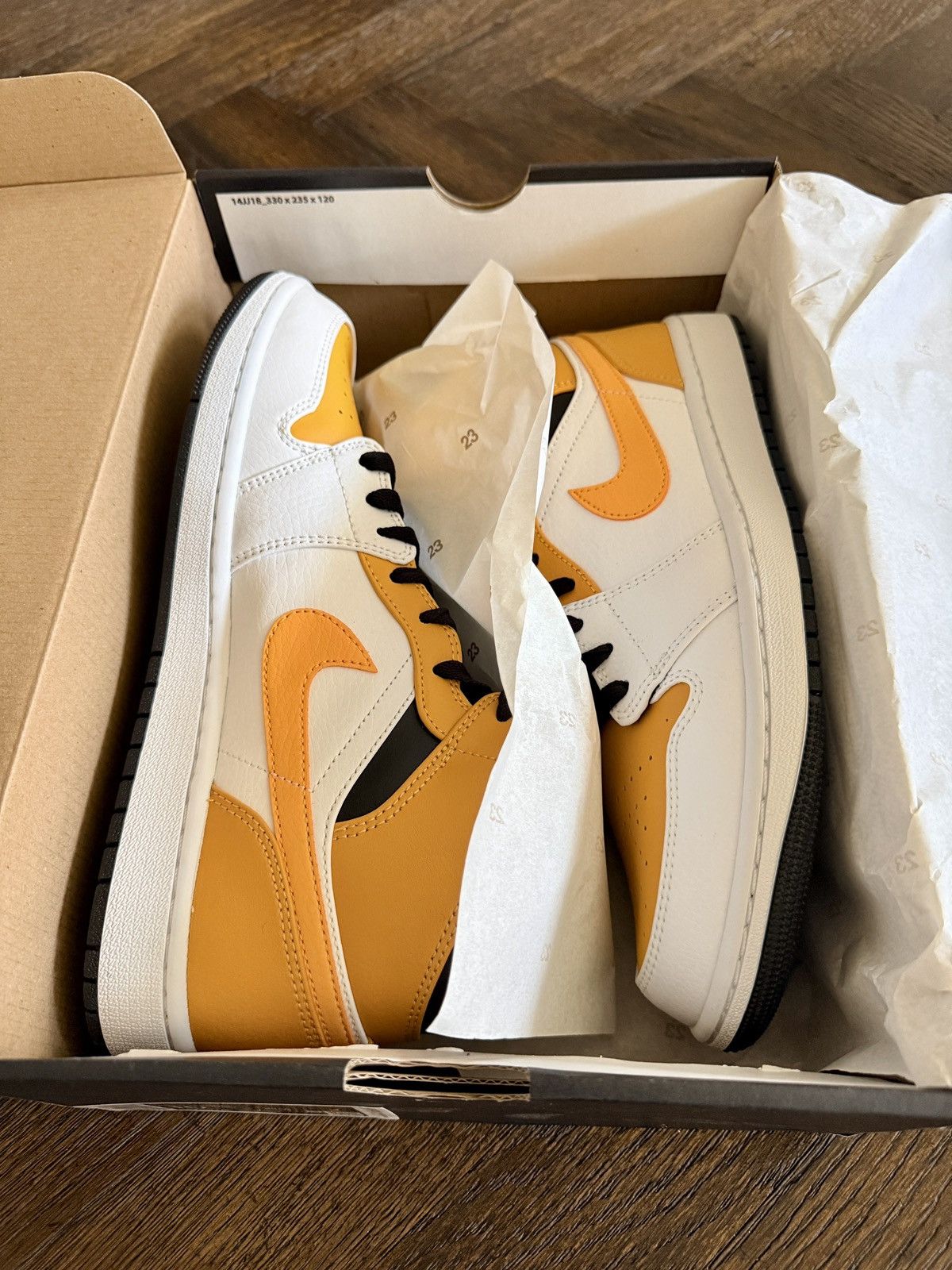 Jordan Brand Nike Air Jordan 1 Mid University Gold 554724-170 Size 10 Size US 10 / EU 43 - 4 Thumbnail