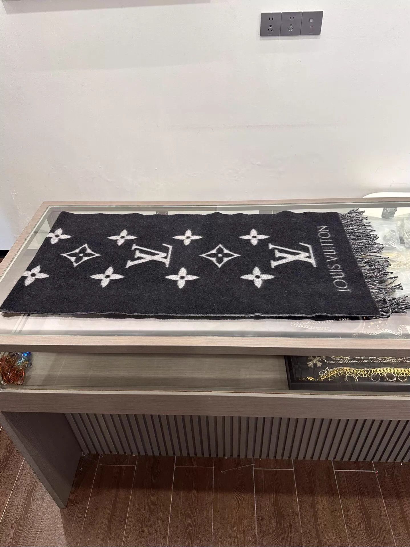 Louis Vuitton LV Reykjavik Monogram Scarf Black & Gray Cashmere Size ONE SIZE - 4 Thumbnail