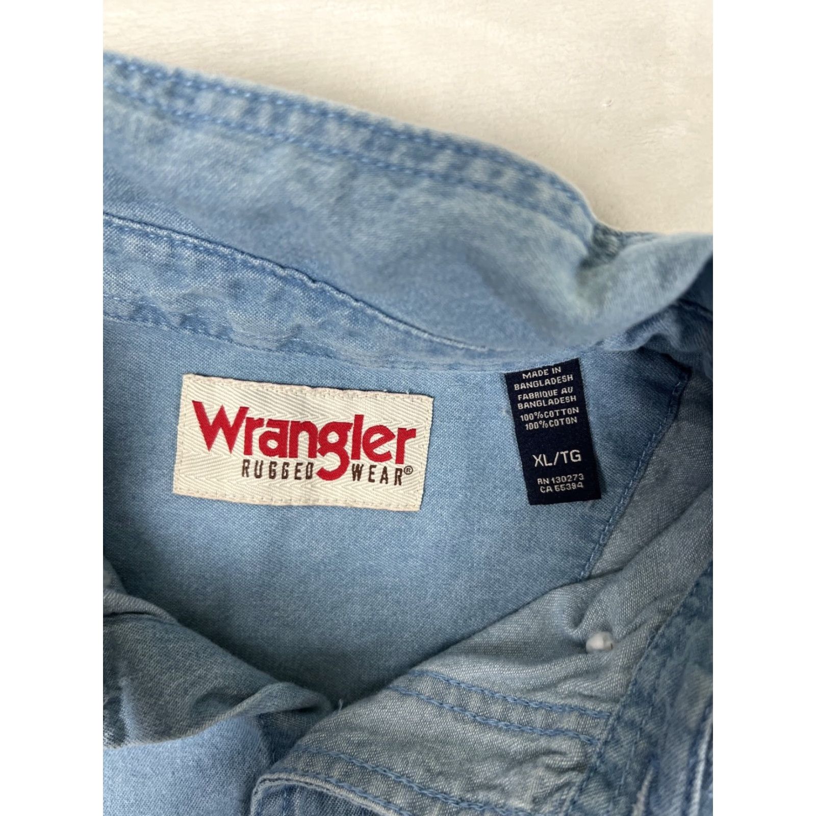 Wrangler VINTAGE Wrangler Rugged Wear Shirt Denim Blue Western Button Front XL Mens Regular Cotton Spandex Pocket Western Theme 90s? Size US XL / EU 56 / 4 - 5 Thumbnail
