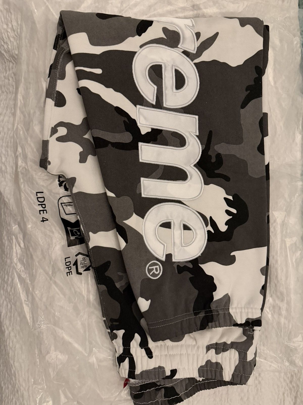 Supreme Supreme Applique Camo Sweatpants Size US 34 / EU 50 - 2 Thumbnail
