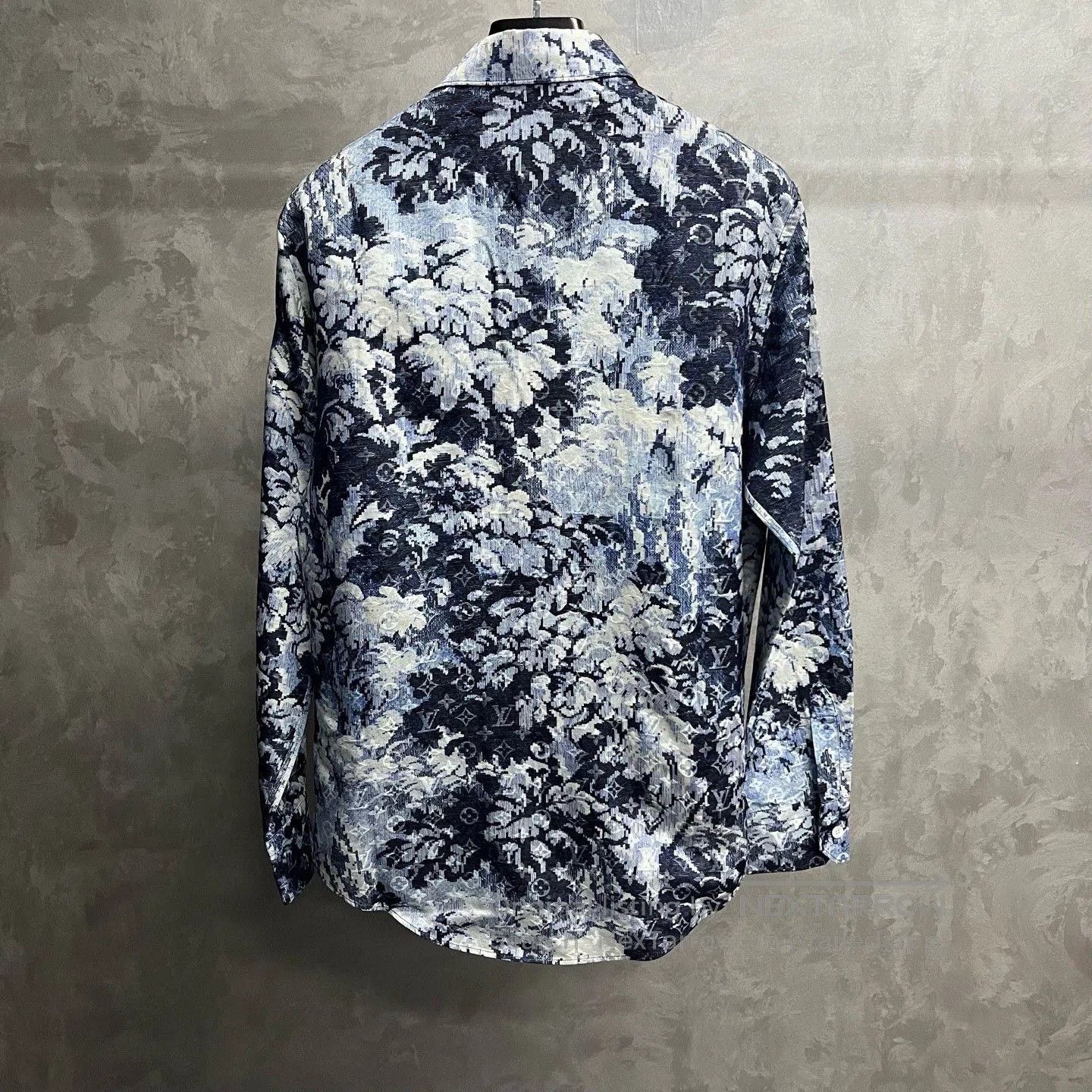 Louis Vuitton Louis Vuitton Blue Tapestry Silk Shirt. Size US M / EU 48-50 / 2 - 2 Thumbnail