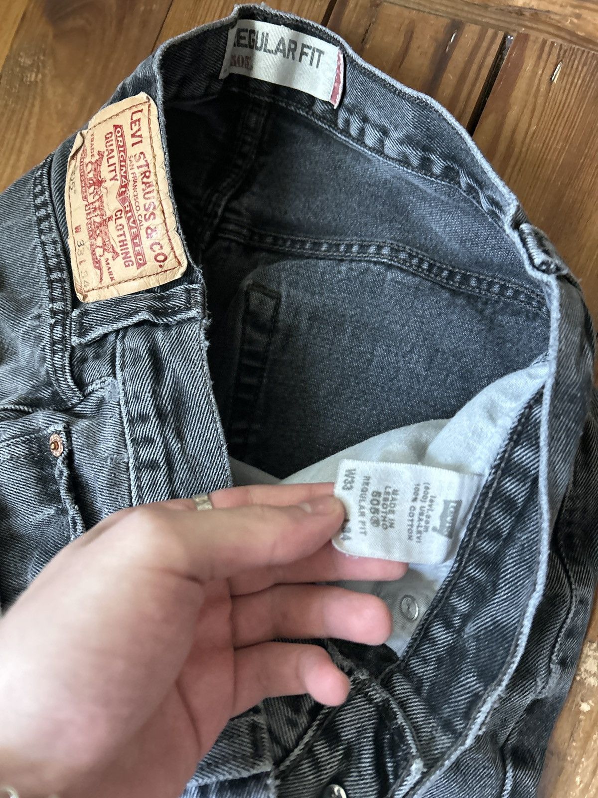 Levi's × Vintage Vintage Levi’s Faded Distressed Black 505 Grunge Jeans Size US 32 / EU 48 - 2 Thumbnail