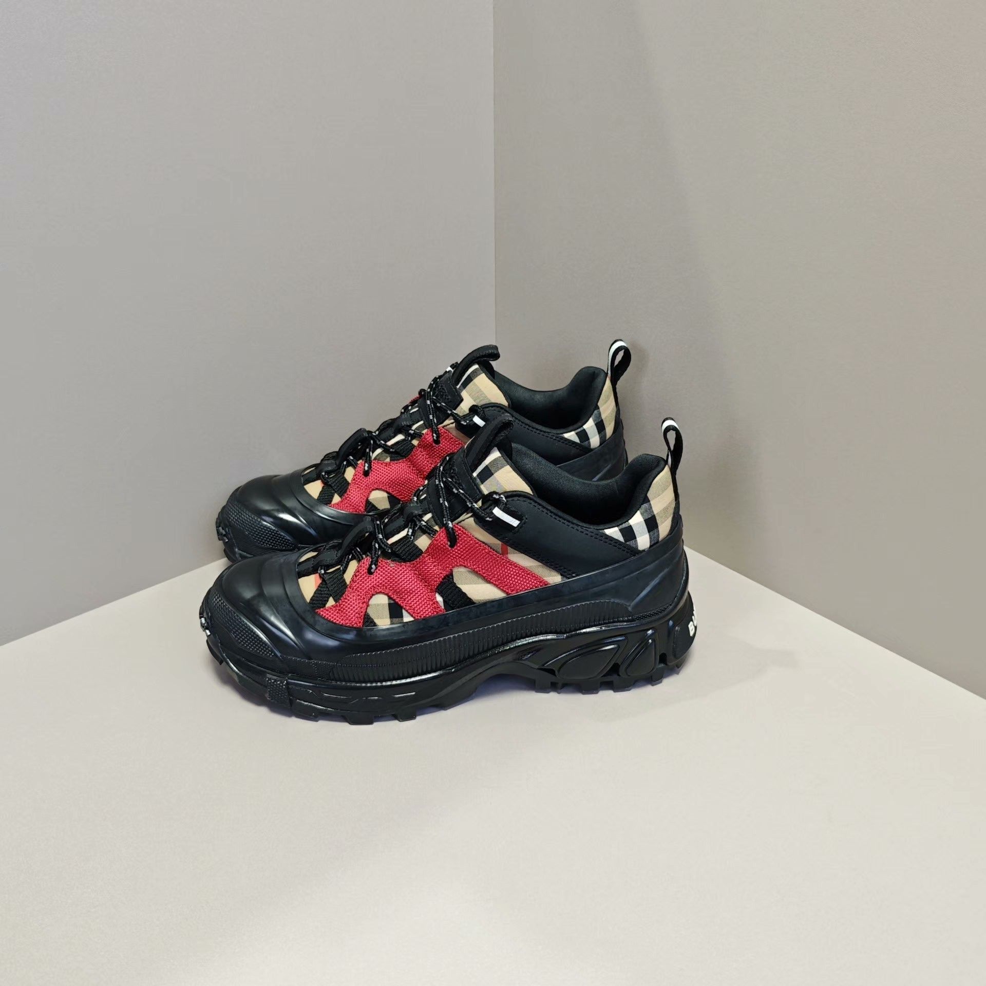 Burberry Burberry Casual Plaid Black Lowtop Sneakers us_7 Women Size US 7 / IT 37 - 1 Thumbnail