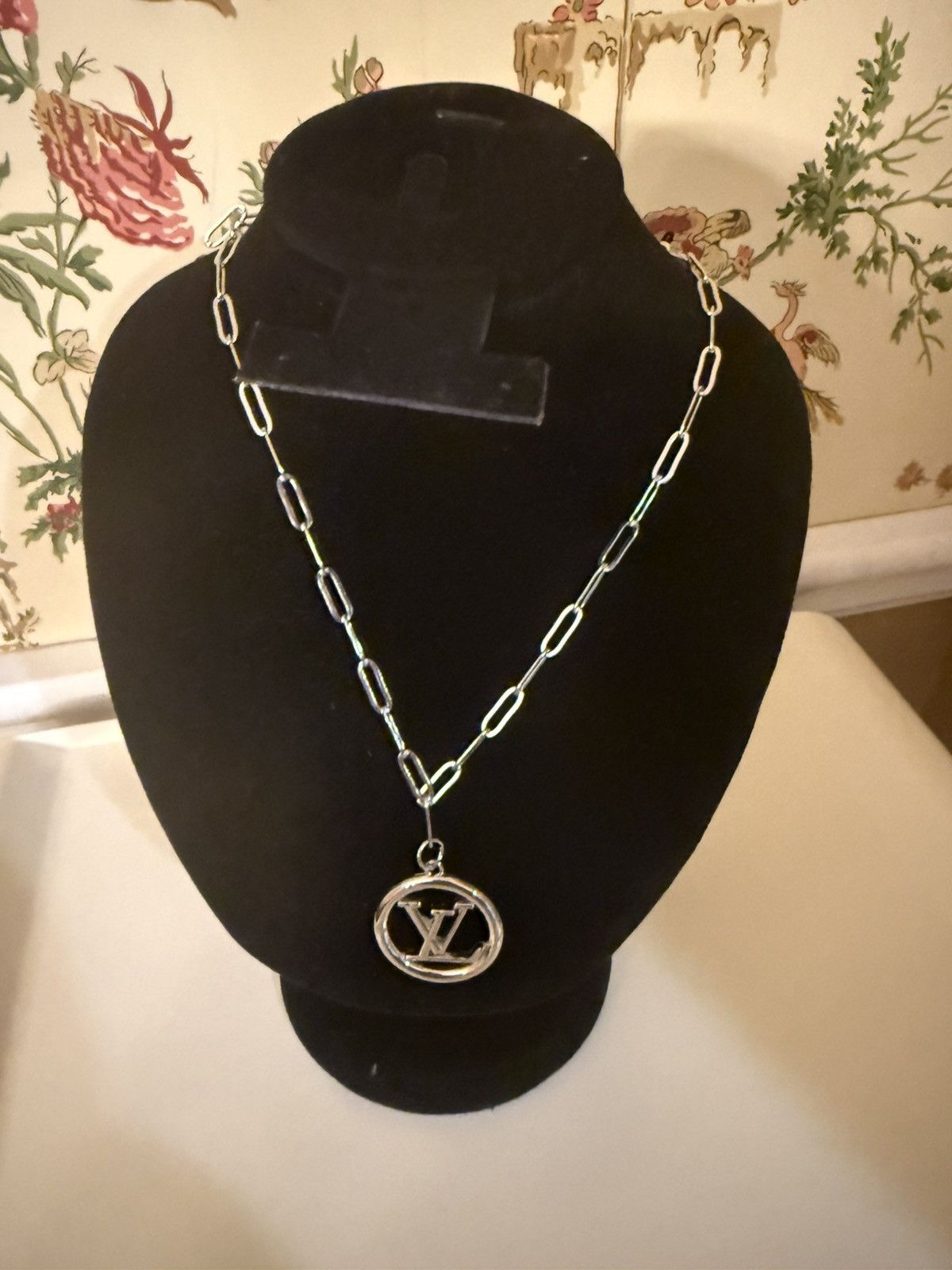 Louis Vuitton LV Charm on Silver plated necklace Size ONE SIZE - 1 Thumbnail