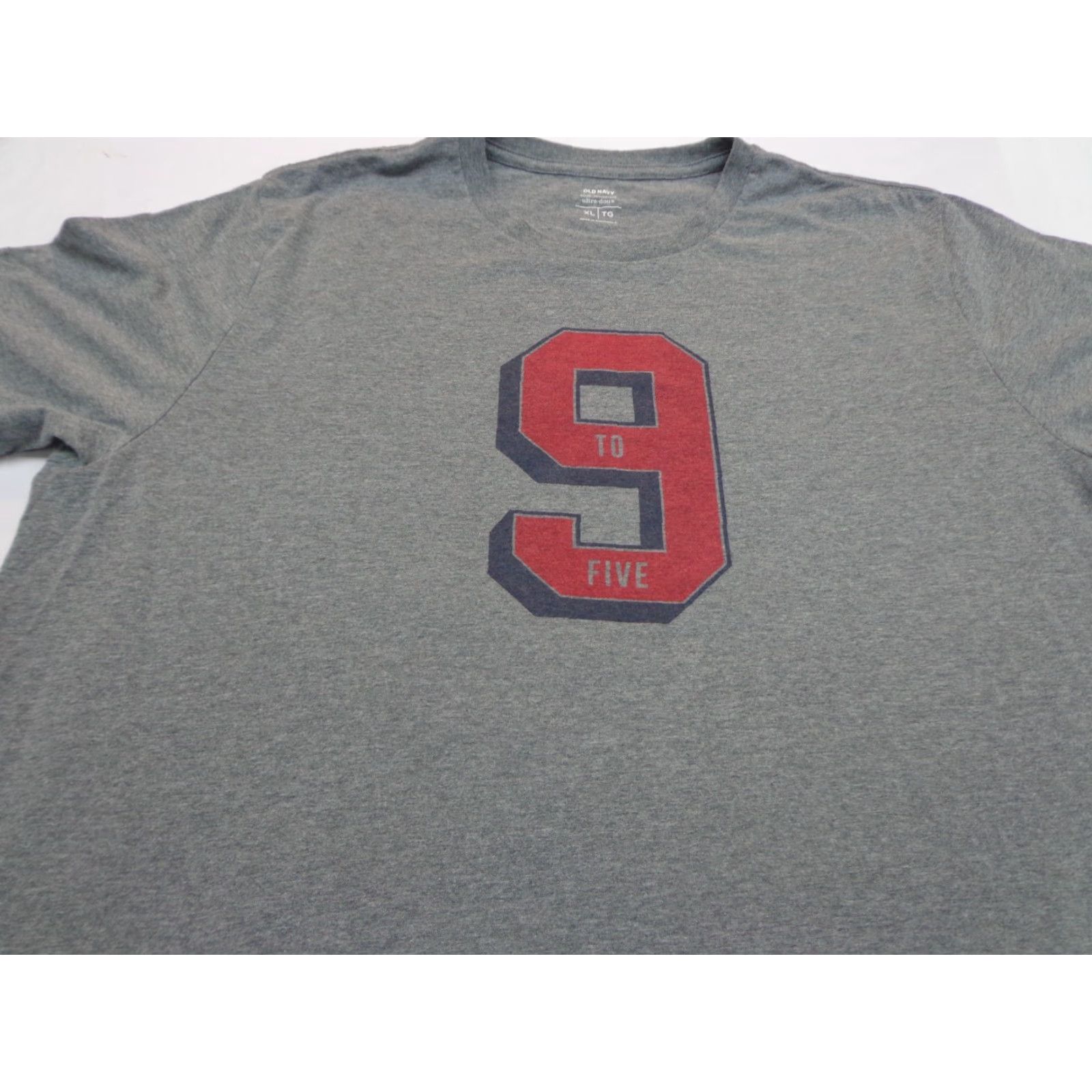 Old Navy Old Navy T-Shirt Gray Graphic Print Crew Neck Short Sleeve XL Unisex Adults Regular Relaxed Fit All Seasons Preshrunk Easy Care 9 To 5 Size US XL / EU 56 / 4 - 2 Thumbnail
