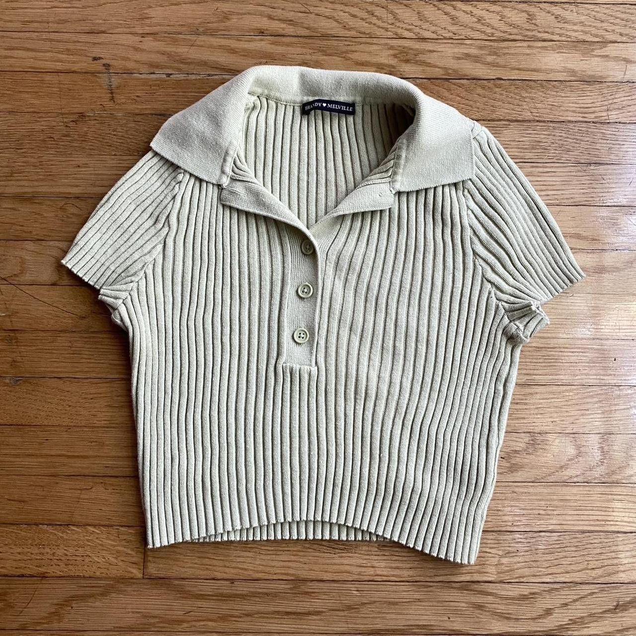 Brandy Melville Brandy Melville olive green small tee Size XS / US 0-2 / IT 36-38 - 1 Thumbnail