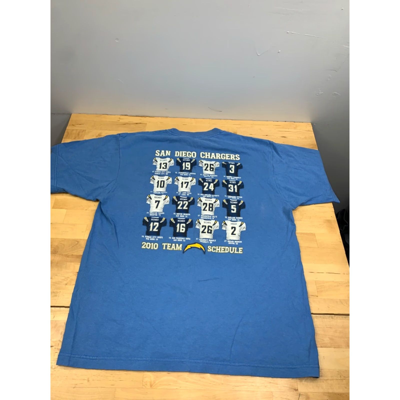 Reebok Reebok San Diego Chargers Schedule Shirt Mens M Blue Y2K Crew Necl 2010 12054 Size US M / EU 48-50 / 2 - 8 Thumbnail