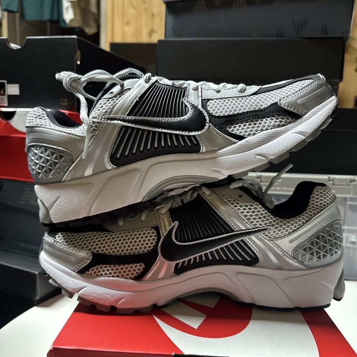 *NEW* Size 10.5 Men, 12 Wmn- Nike Vomero 5 SE Dark Grey