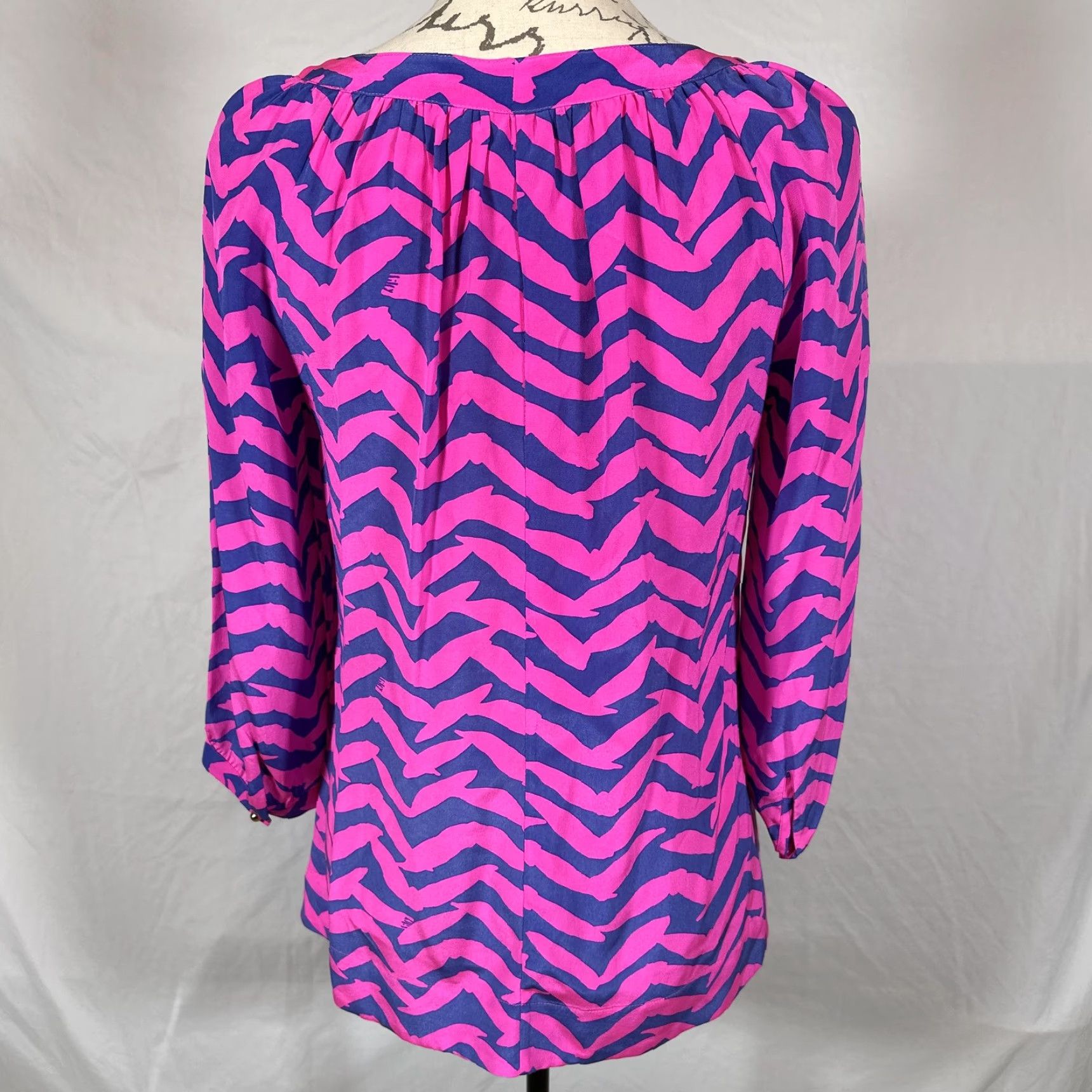 Lilly Pulitzer Lilly Pulitzer Shirt Womens XS Silk V-Neck 3/4 Sleeve Chevron Geometric Tunic Blouse Pink Purple Womens Size XS / US 0-2 / IT 36-38 - 4 Thumbnail