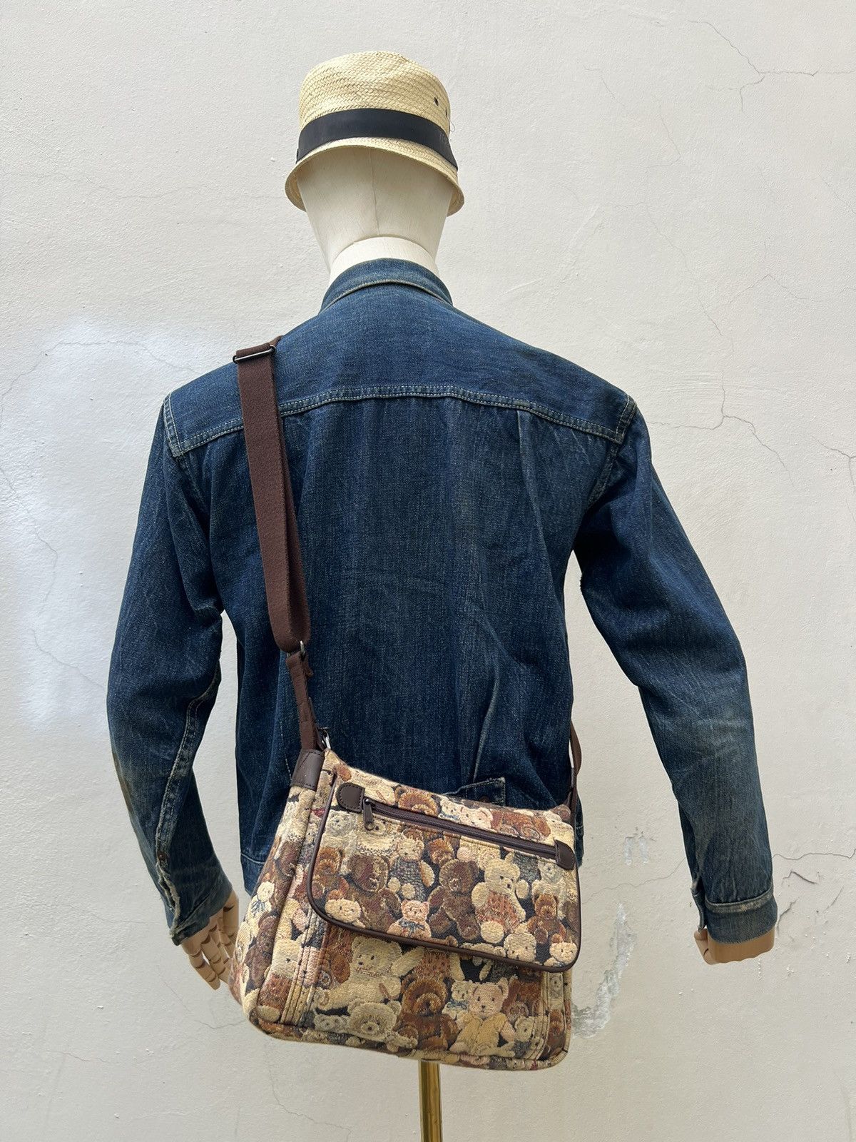 Japanese Brand Vintage Yamatoya Tokyo Ravi Ravi Jacquard Bears Sling Bag Size ONE SIZE - 2 Thumbnail