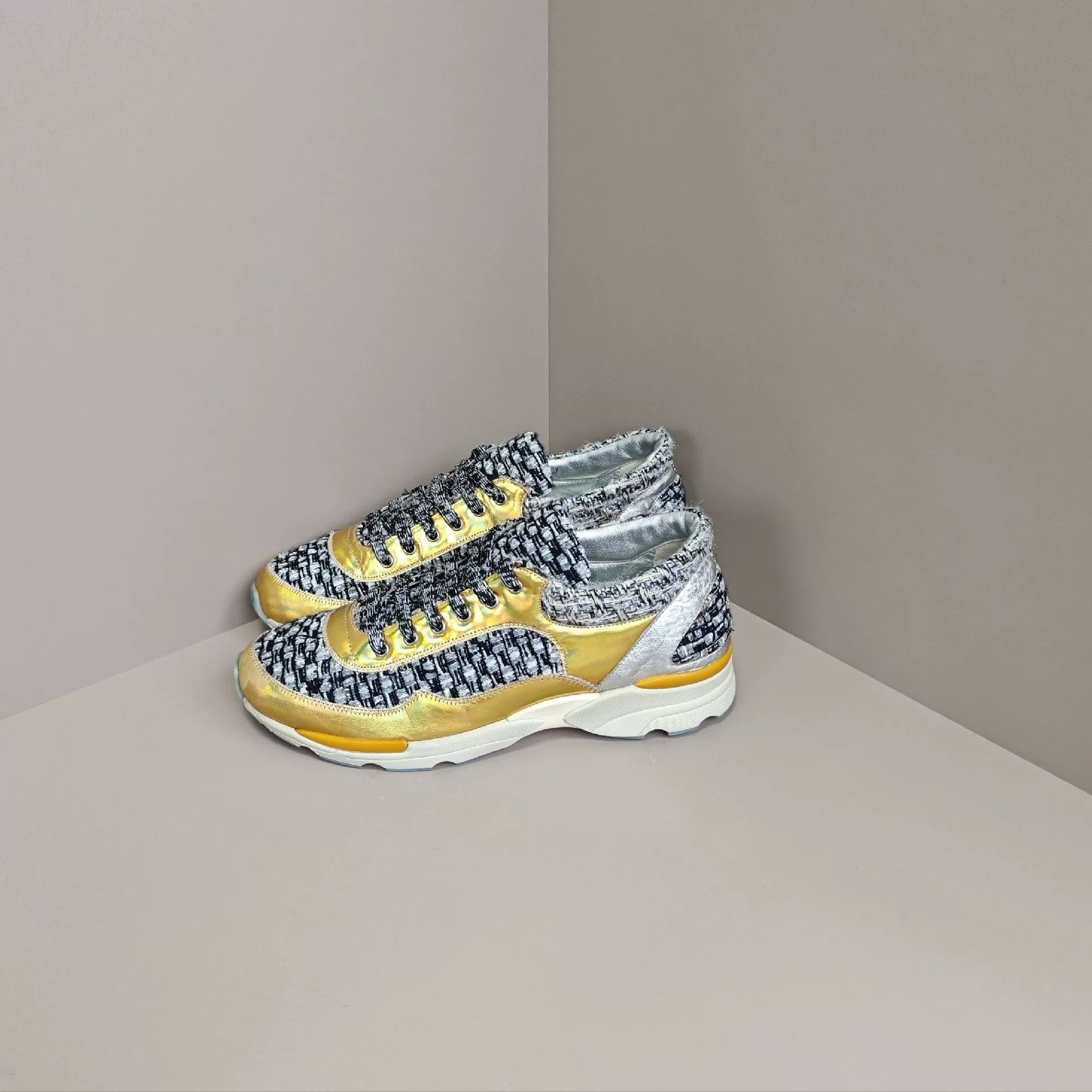 Chanel Chanel Casual Lowtop Sneakers us_7 Women Size US 7 / IT 37 - 1 Thumbnail