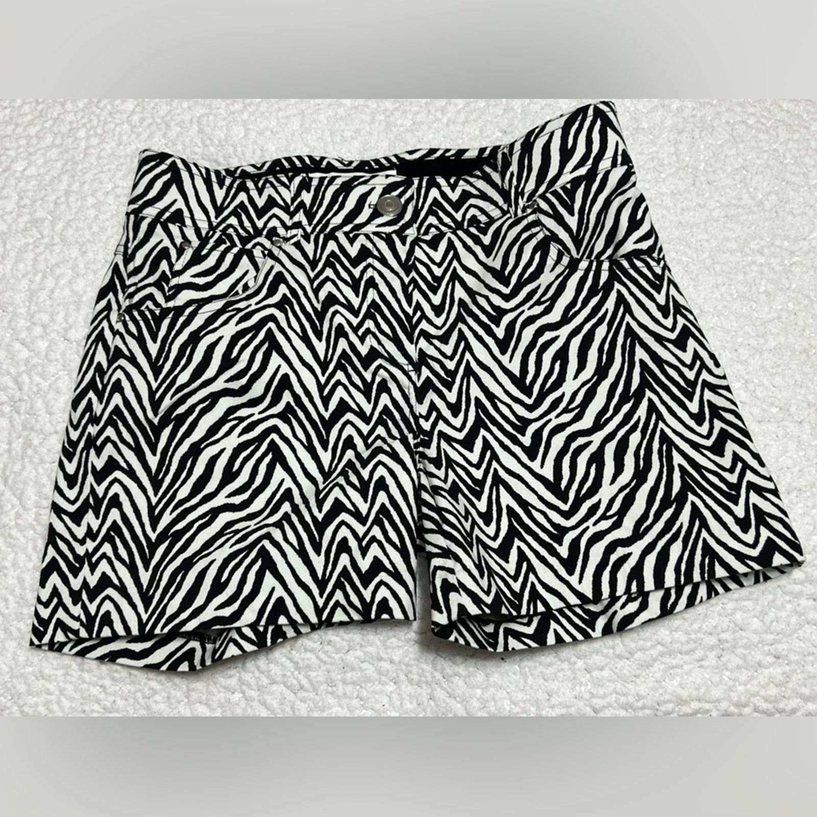 Madison 89th & Madison Zebra Print Shorts Stretchy Size 6 Size 28" / US 6 / IT 42 - 1 Thumbnail