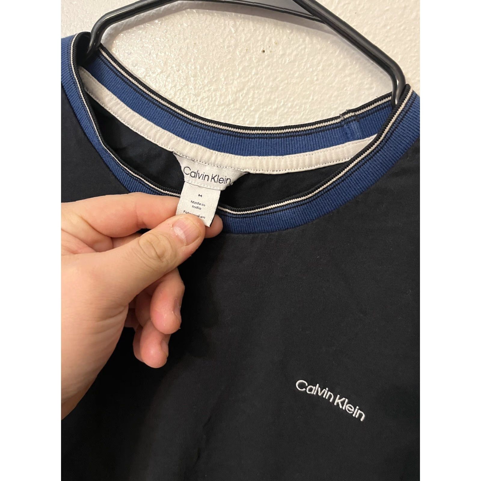 Calvin Klein VINTAGE Calvin Klein T-Shirt Unisex Adults Medium Black Crew Neck Solid Logo 2010s Size US M / EU 48-50 / 2 - 2 Thumbnail