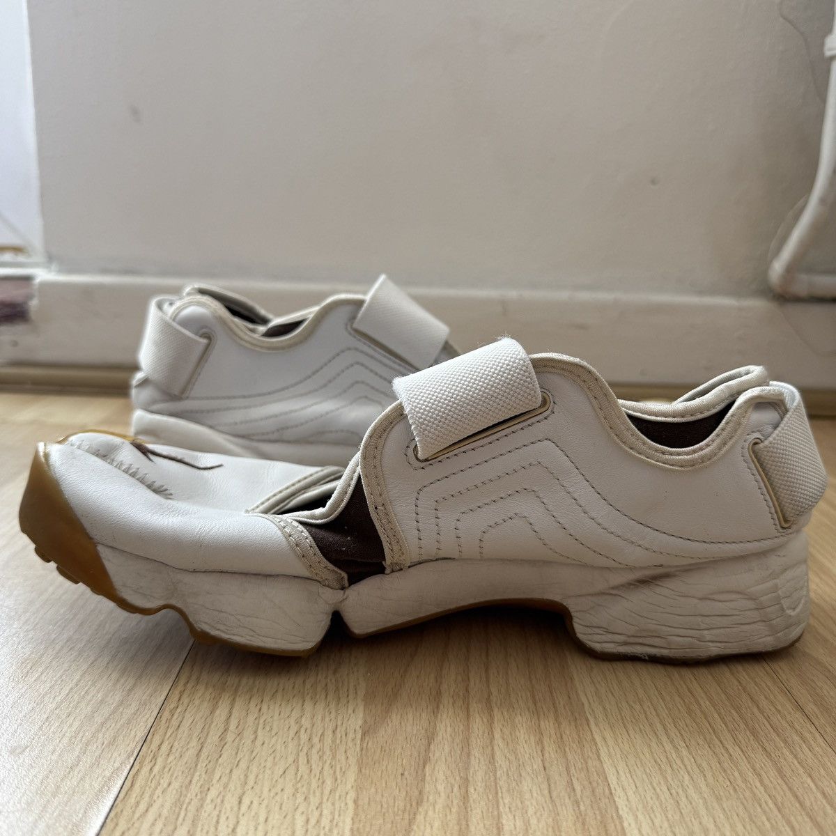 Nike Nike Rift Split Toe White Leather Trainers (2006) size UK 8 Size US 8 / EU 41 - 2 Thumbnail