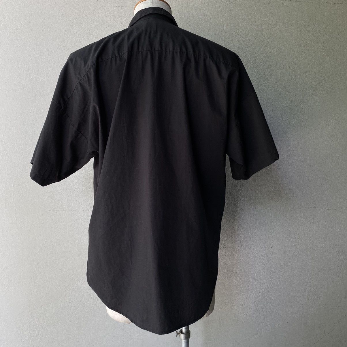 Norma Kamali NORMA KAMALI Black Short-Sleeve Hidden Placket Shirt Size XL / US 12-14 / IT 48-50 - 5 Thumbnail