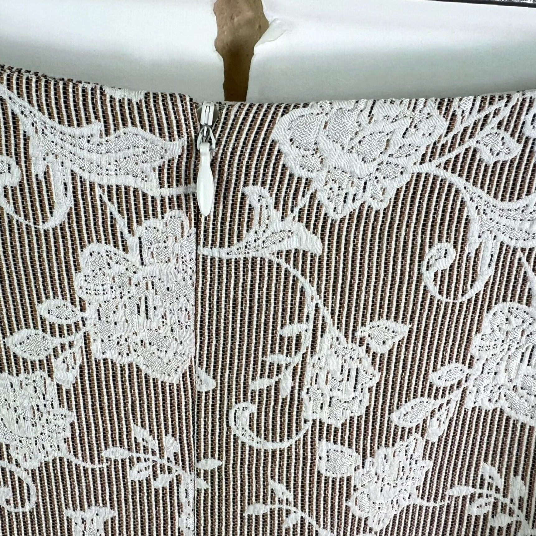 Vintage VINTAGE LC Lauren Conrad Pleated Floral Skirt Womens 12 Knee Length Tan White 33x21 Brown Polyester 90s Womens Ladies Skirt Women LC Lauren Conrad Size 34" / US 12 / IT 48 - 4 Thumbnail