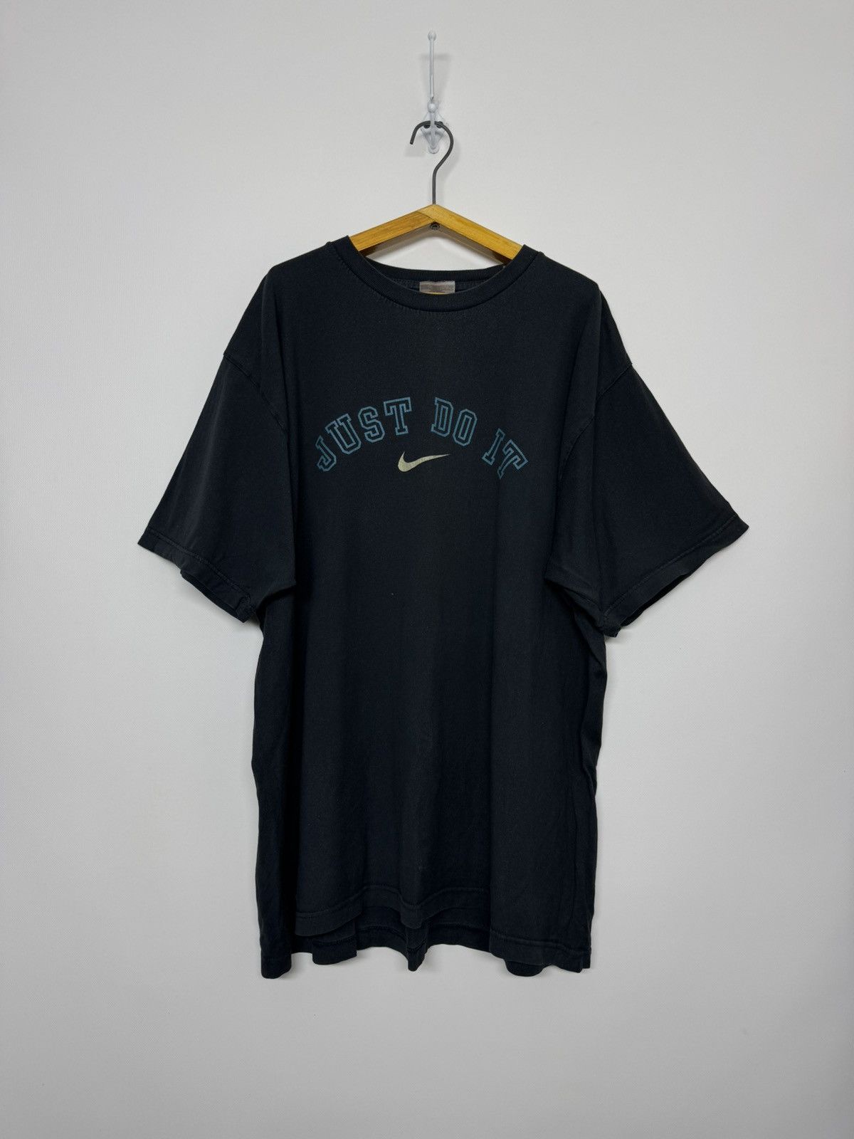 Nike Vintage Nike Center Swoosh T Shirt Tee Big Logo Spellout Y2K Size US XL / EU 56 / 4 - 4 Thumbnail